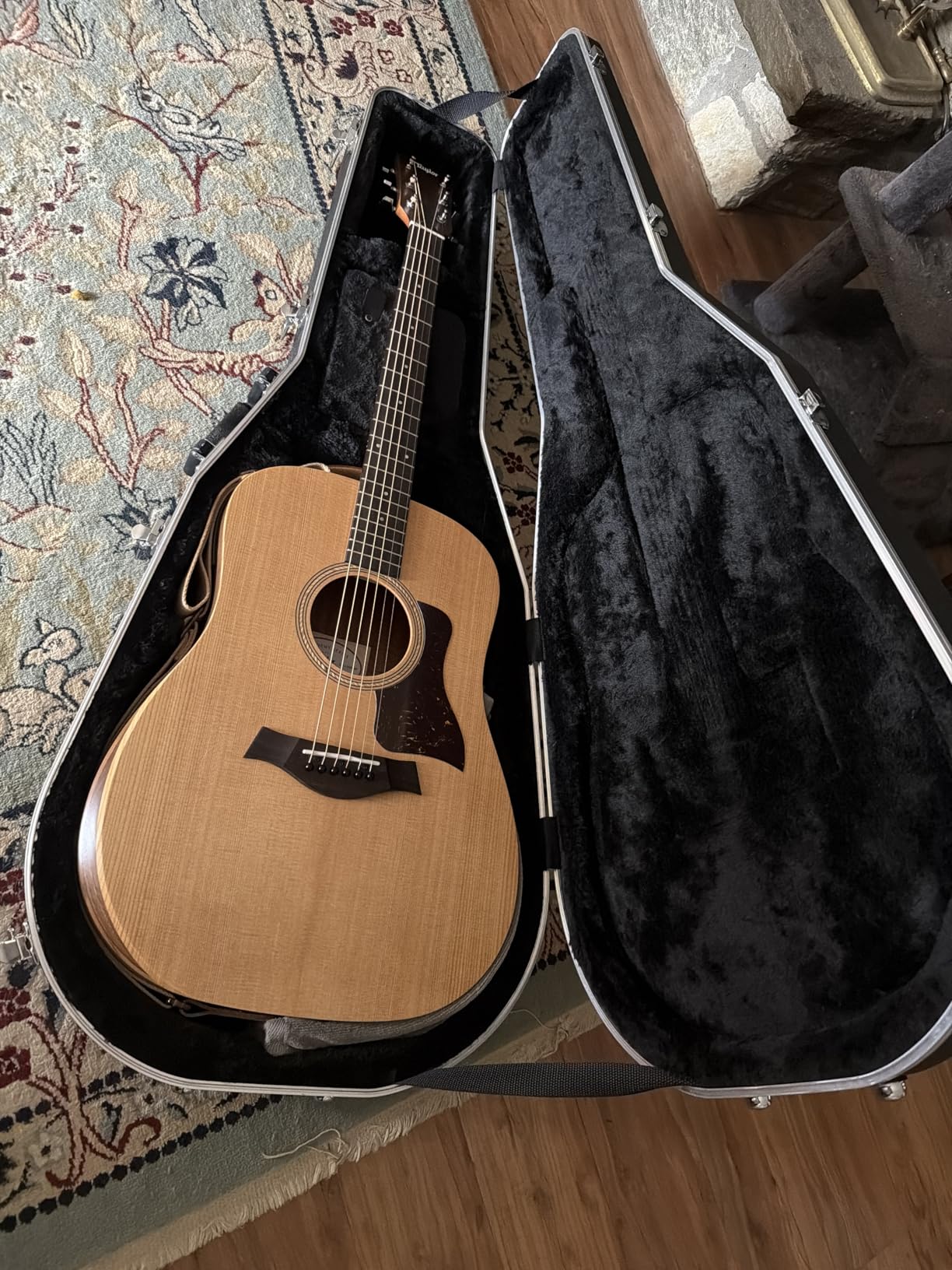 Gator Cases Deluxe ABS Case for Dreadnought Acoustic Guitars (GC-DREAD) - Lightweight ABS Shell, Plush-Lined Foam Interior, Lockable Latches, Accessory Storage customer photo 1