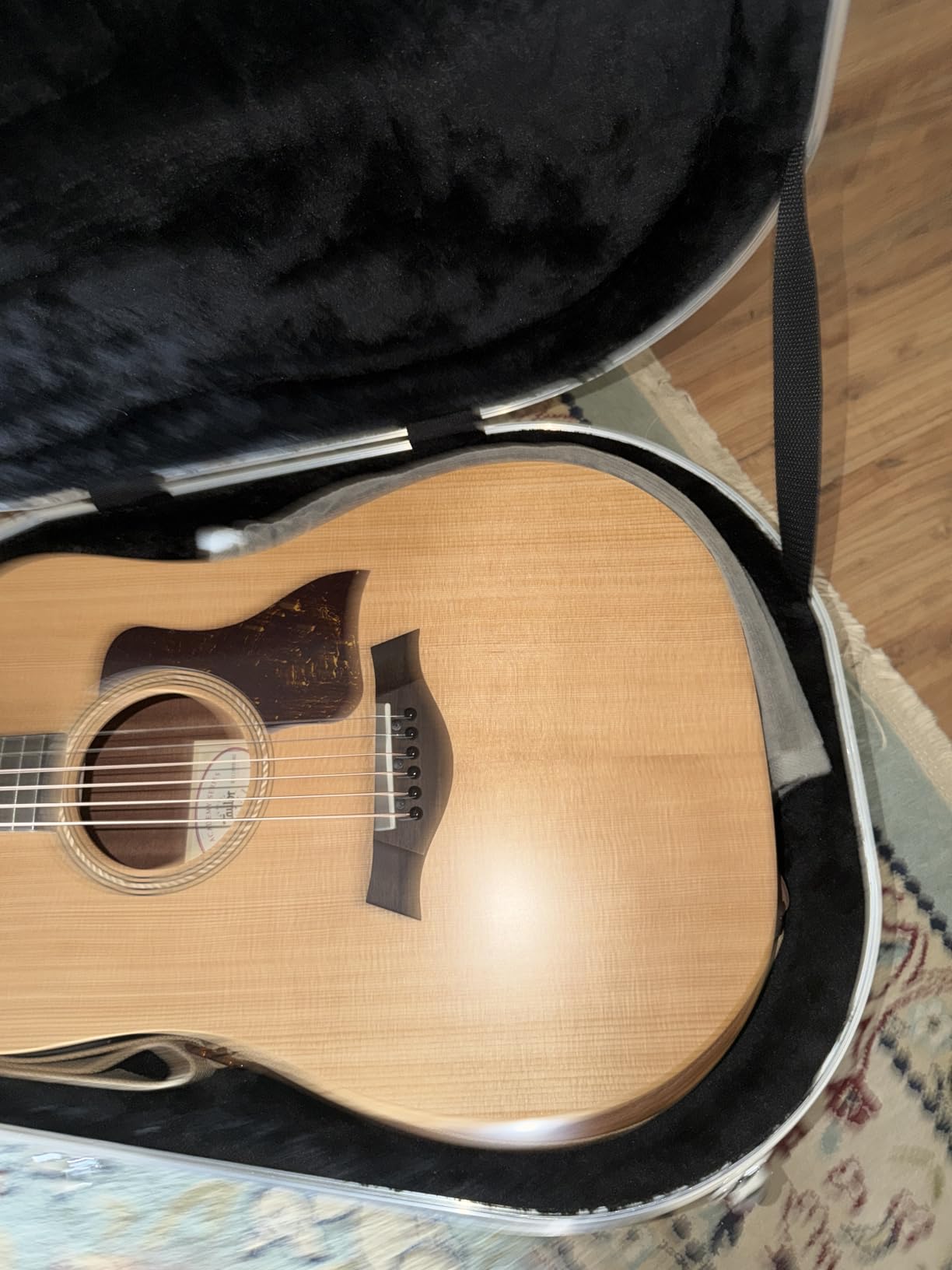 Gator Cases Deluxe ABS Case for Dreadnought Acoustic Guitars (GC-DREAD) - Lightweight ABS Shell, Plush-Lined Foam Interior, Lockable Latches, Accessory Storage customer photo 2