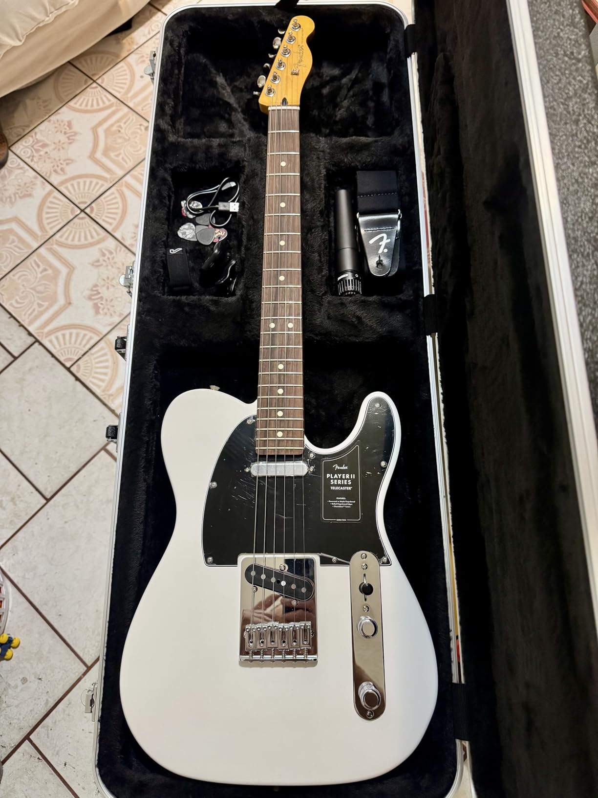Gator Cases Deluxe ABS Guitar Case for Electric Guitars (GC-ELECTRIC-A) - Fits Strat/Tele Style, Lightweight Shell, Plush-Lined Interior, Lockable Latches, Accessory Storage customer photo 1