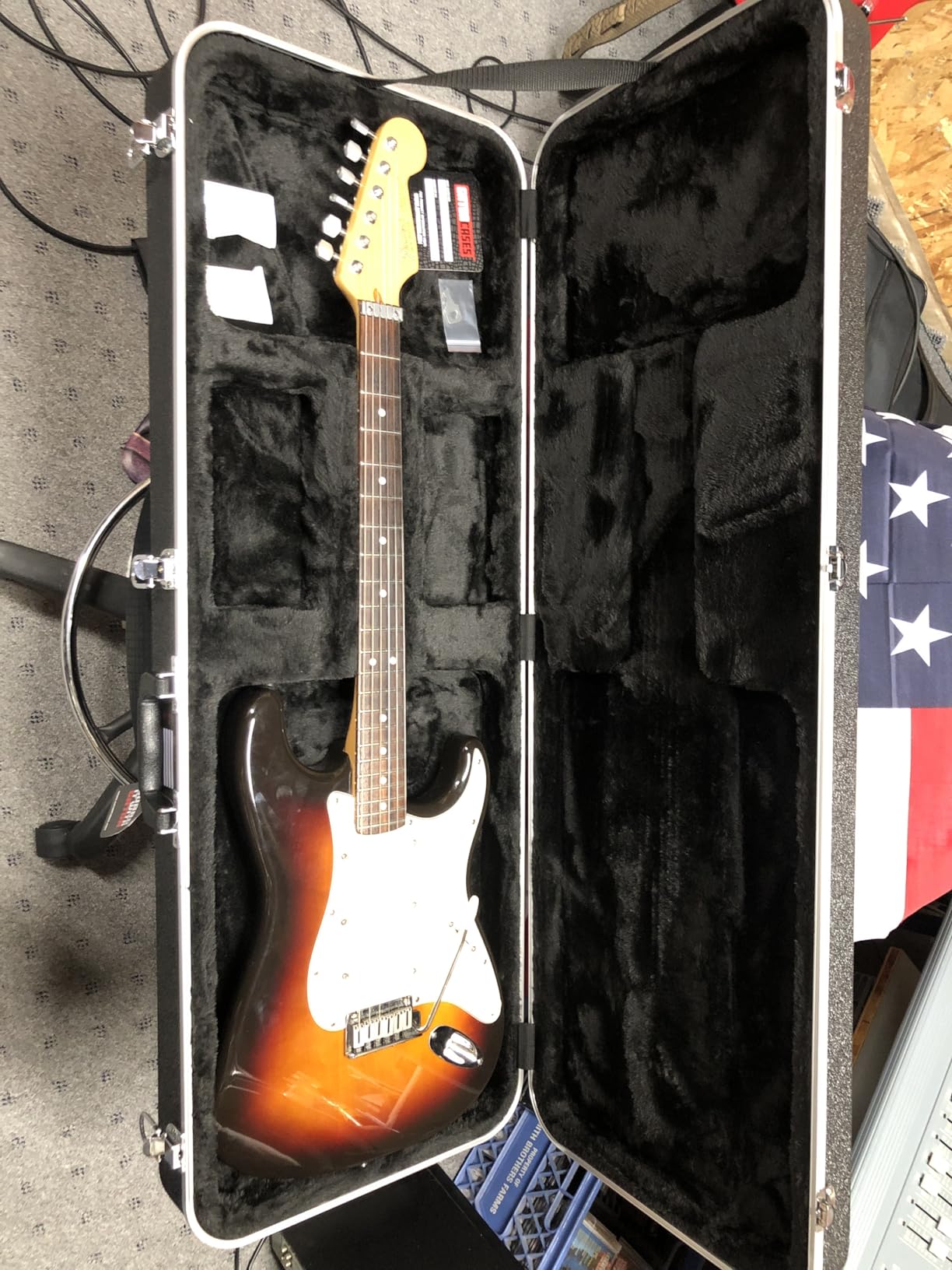 Gator Cases Deluxe ABS Guitar Case for Electric Guitars (GC-ELECTRIC-A) - Fits Strat/Tele Style, Lightweight Shell, Plush-Lined Interior, Lockable Latches, Accessory Storage customer photo 2