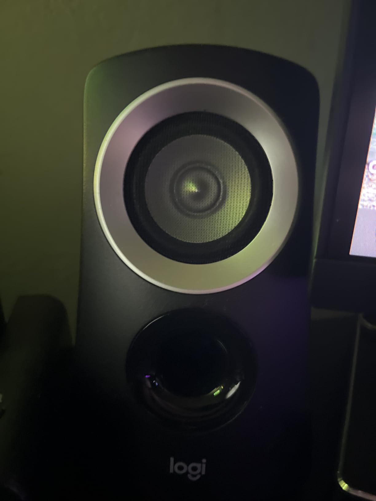 Logitech Z313 2.1 Multimedia Speaker System with Subwoofer, Full Range Audio, 50 Watts Peak Power, Strong Bass, 3.5mm Audio Inputs, PC/PS4/Xbox/TV/Smartphone/Tablet/Music Player - Black customer photo 1