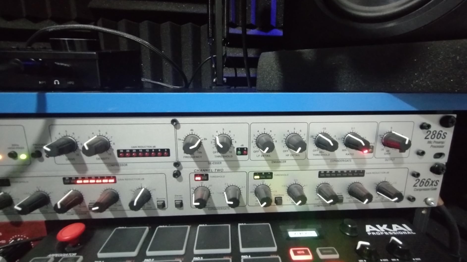 dbx DBX286SV Microphone Preamp & Channel Strip Processor with Compressor, De-Esser, Enhancer, Gate customer photo 2