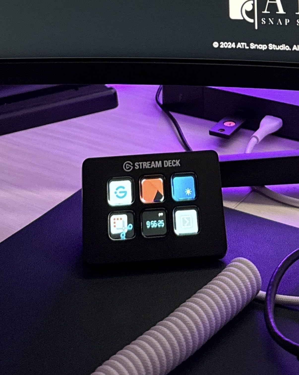 Elgato Stream Deck Mini, 6 Customizable LCD Macro Keys | Compatible with Zoom, Teams, Office, Adobe apps customer photo 1