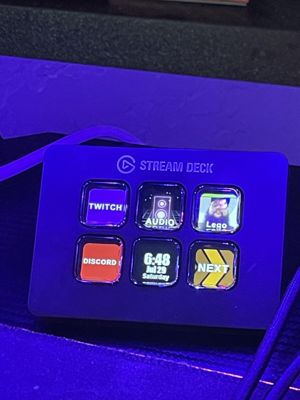 Elgato Stream Deck Mini, 6 Customizable LCD Macro Keys | Compatible with Zoom, Teams, Office, Adobe apps customer photo 2