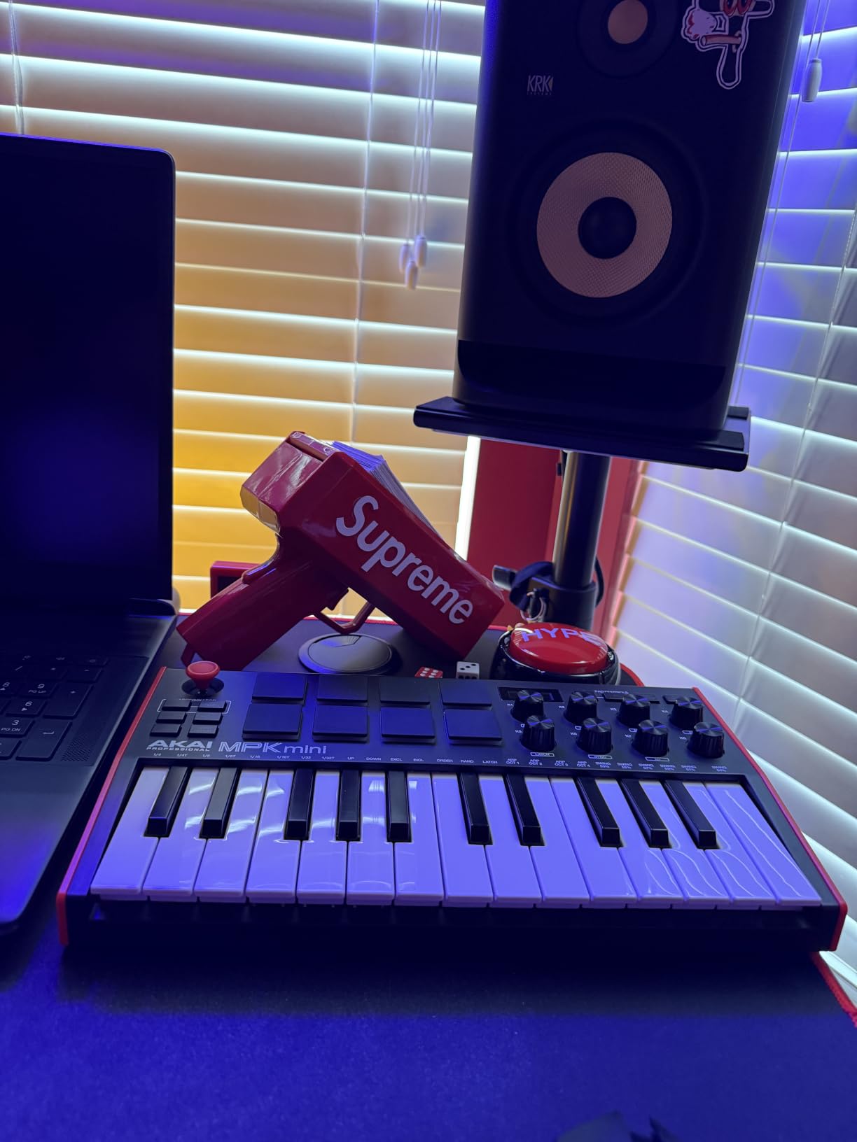 Akai Professional MPK Mini MK3 25 Key USB MIDI Keyboard Controller With 8 Backlit Drum Pads, 8 Knobs, Music Production Software and Native Instruments Sound Package (NKS Integration), Black customer photo 2