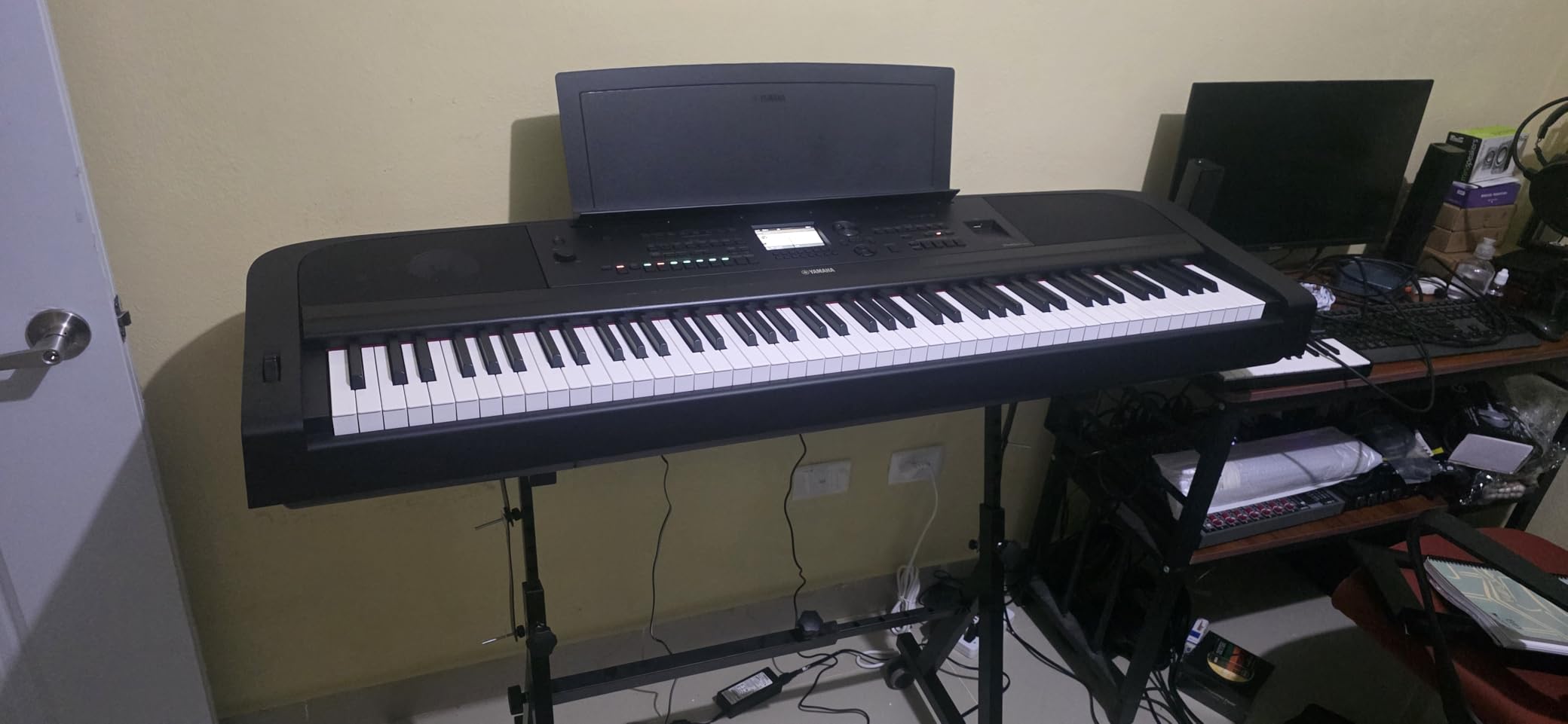 Yamaha DGX-670WH 88-Key Weighted Digital Piano with Sustain Foot Switch and Music Rest, White | GHS Weighted Action | CFX Grand Piano Voice | 700+ Voices | Bluetooth | USB-MIDI customer photo 1