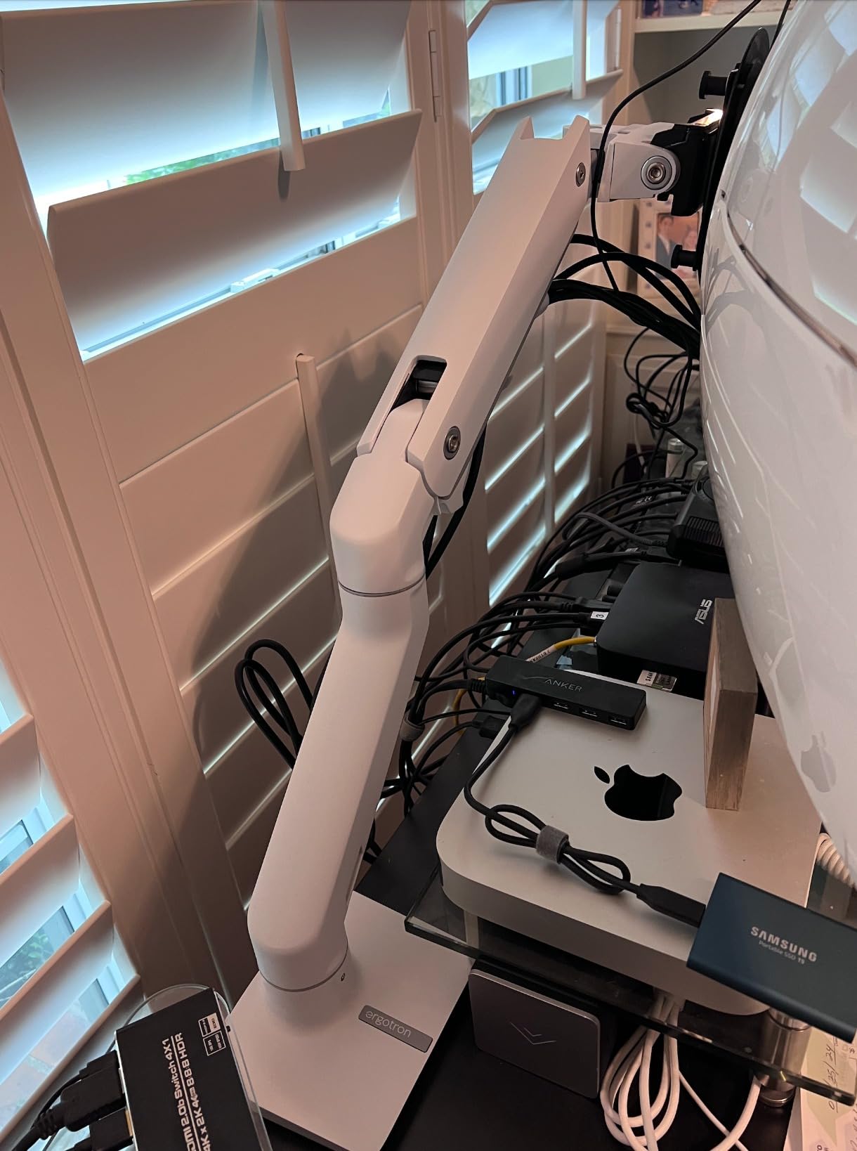 Ergotron HX HD Premium Heavy Duty Gaming Monitor Arm, Single Monitor Desk Mount for 1000R Curved Ultrawide Monitors Up to 49 Inches, 28 to 42 lbs, HD Pivot, White customer photo 1