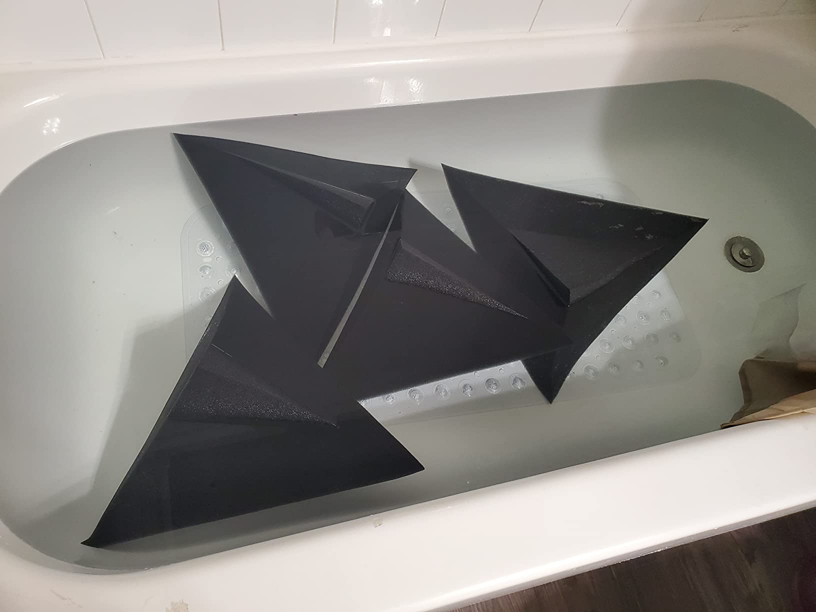 Foroomaco Triangular Pyramid Bass Traps for Ceiling Corners, 4 Pack, Black customer photo 1