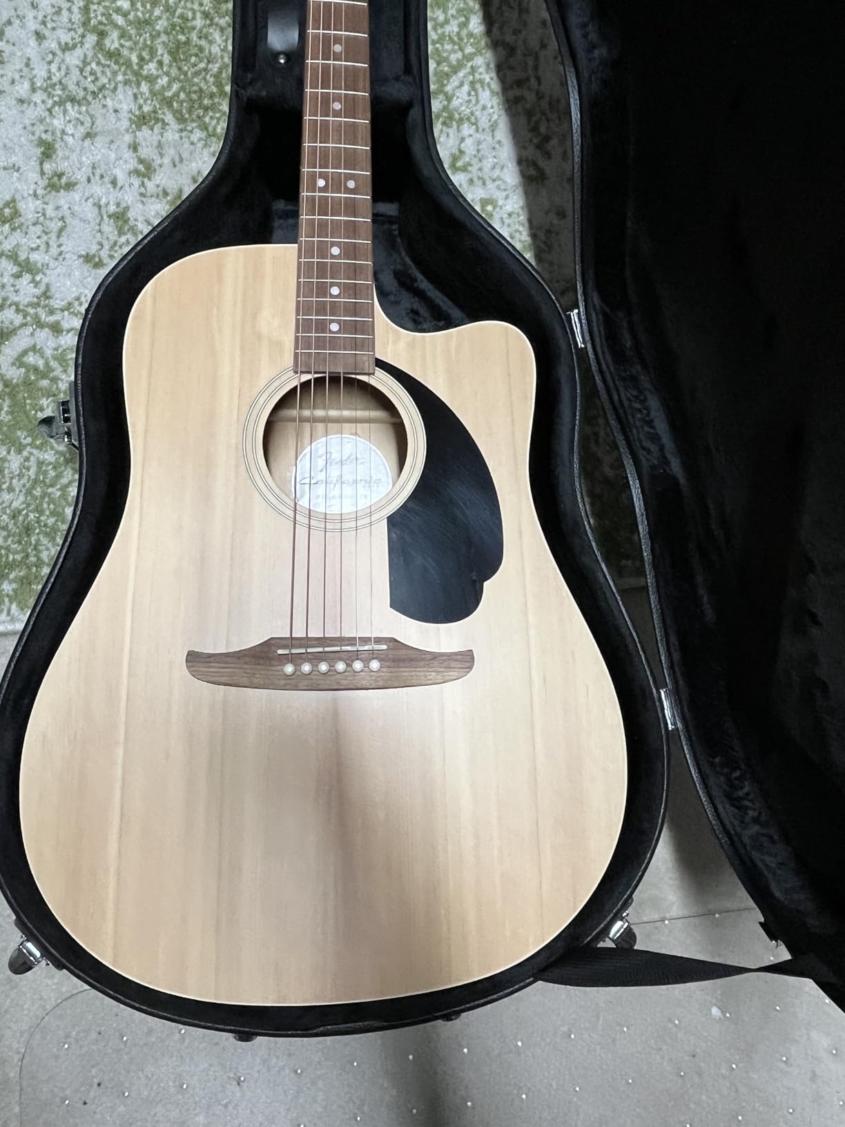 Gearlux Dreadnought Acoustic Guitar Hardshell Case with Accessory Compartment - Black customer photo 1