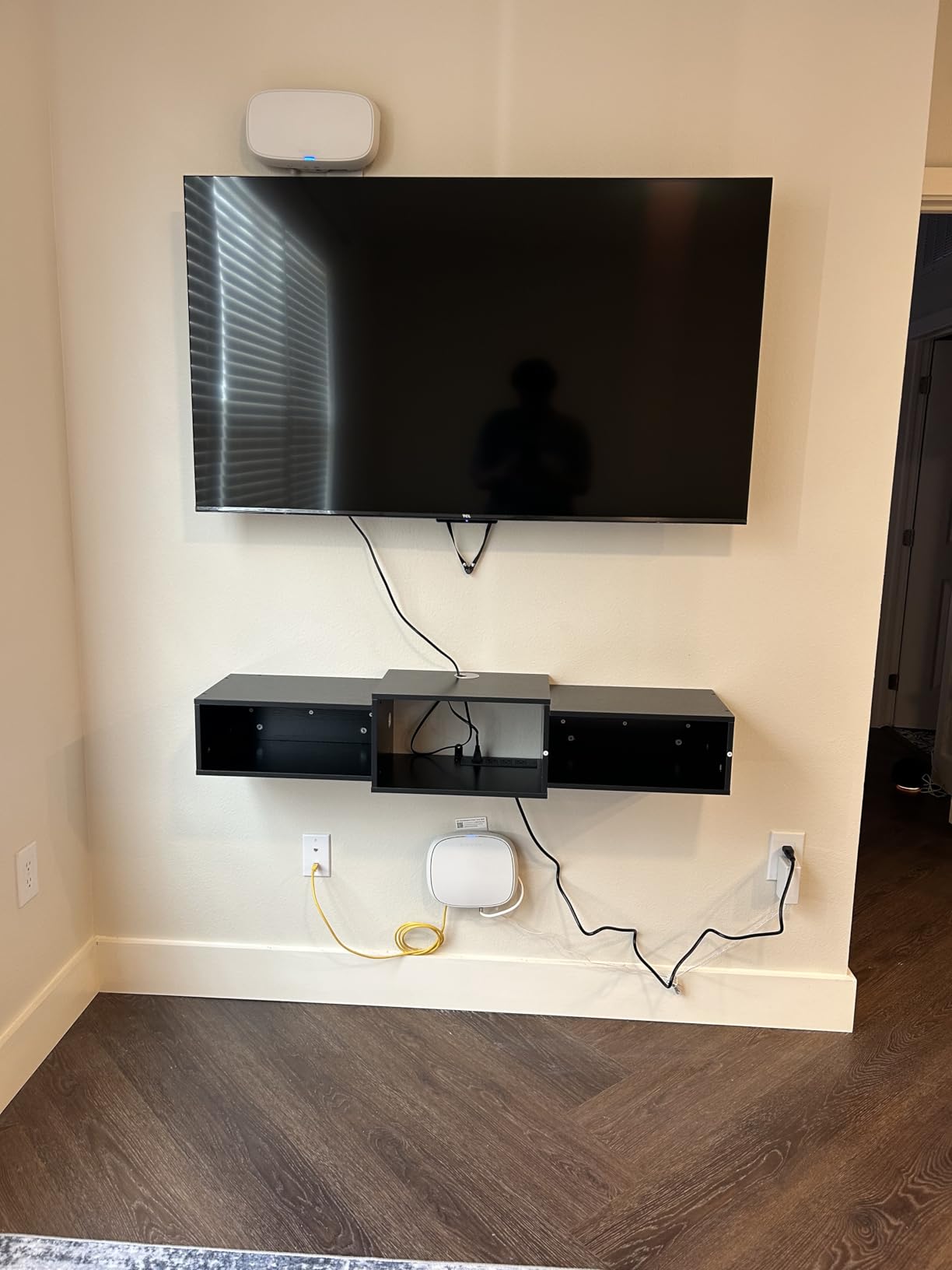 IBUYKE Floating TV Stand Wall Mounted with Power Outlet, Modern Wood Wall Mounted Media Console Shelf, Floating Entertainment Center for Under TV Storage for Living Room Bedroom Office, Black customer photo 1