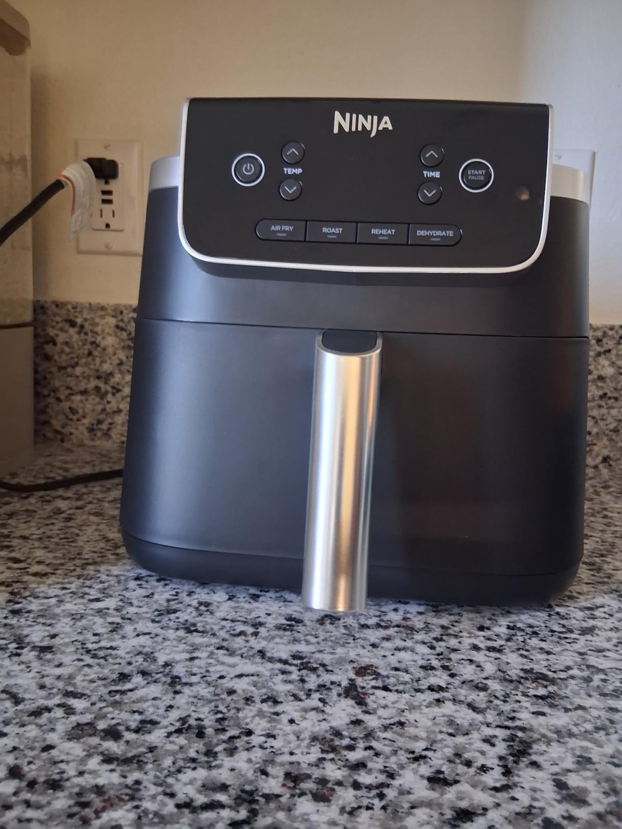 Ninja | Air Fryer Pro XL | 6.5QT Capacity fits up to 9lbs of Wings| 7-in-1 Max Crisp, Broil, Air Fry, Roast, Bake, Reheat & Dehydrate | Dishwasher Safe Parts | Space Saving | Grey | AF182AMZ customer photo 1