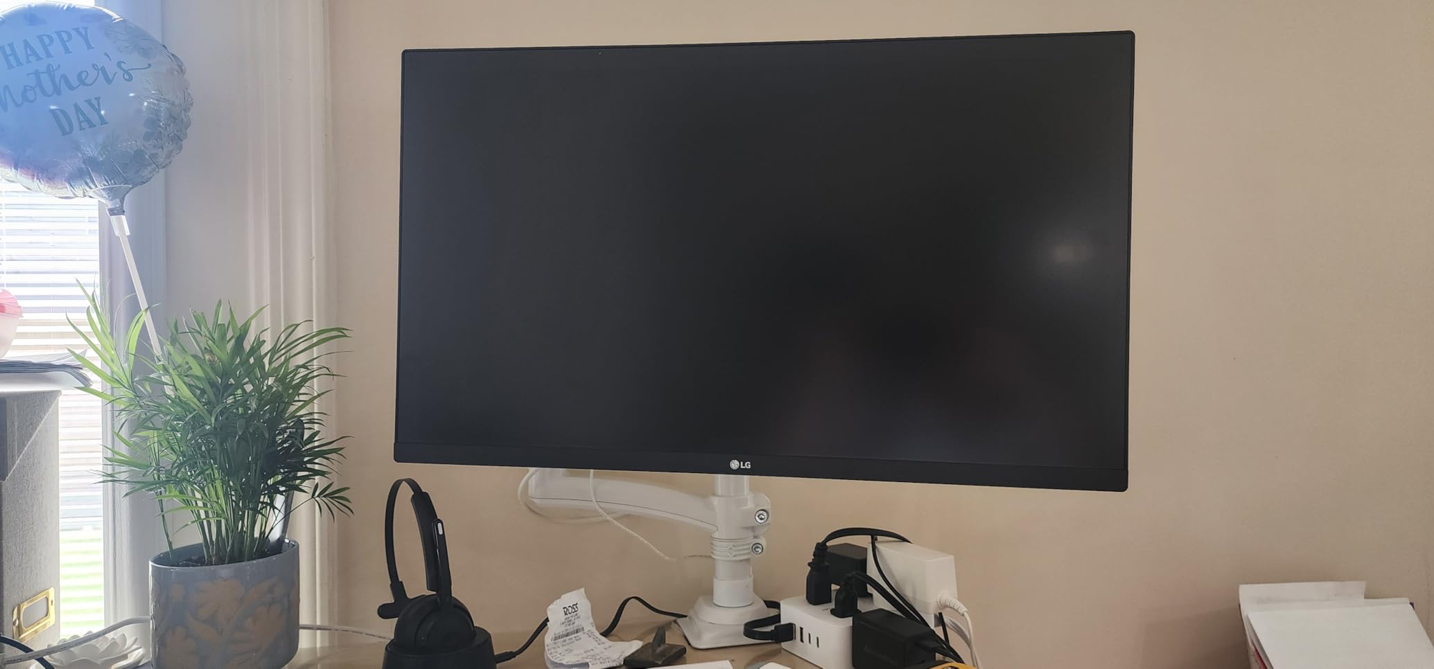 LG 27US500-W Ultrafine 27-Inch 4K UHD HDR10 IPS Monitor customer photo 2