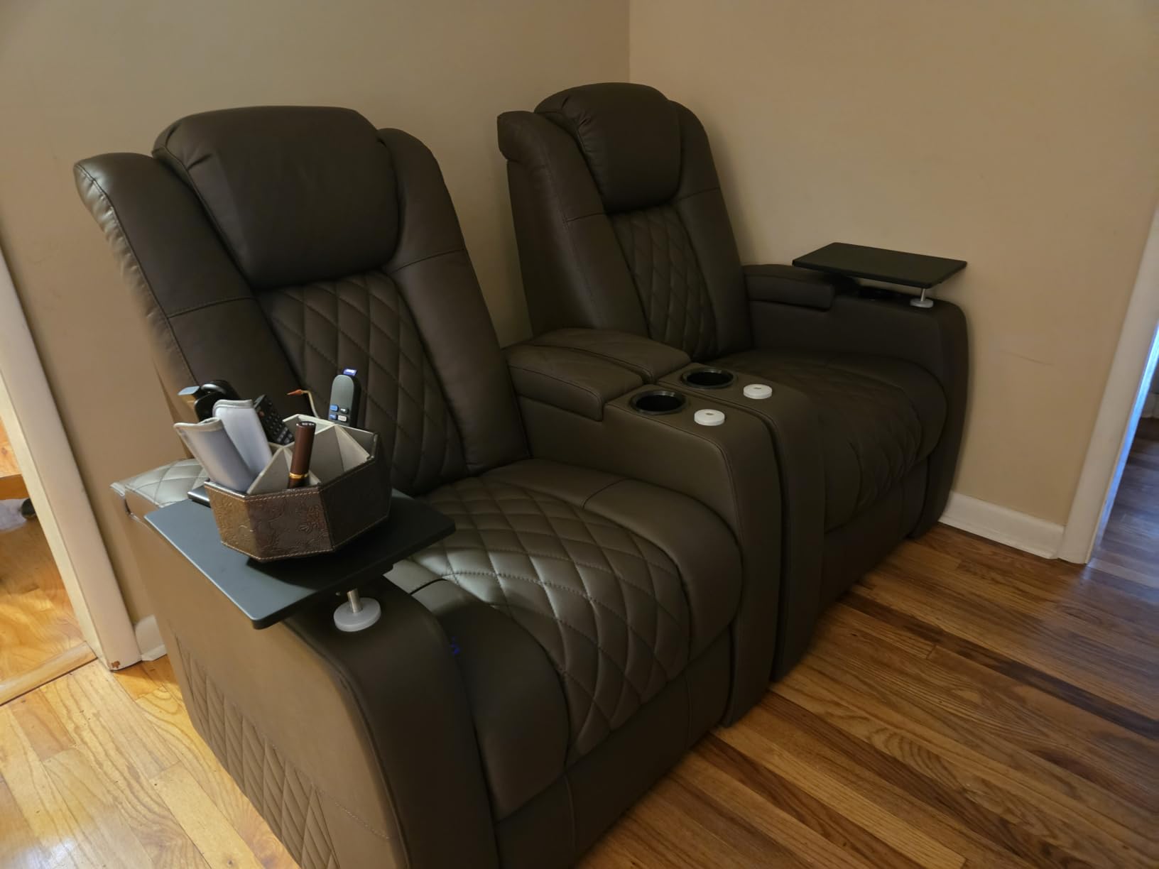 comfiroom Top Grain Leather Home Theater Seating, Classic Series Game Seats Movie Recliner Theater Chairs Recliner Sofa with Type-C Charger Bedroom Sofa Chair for Living Room (Brown, Row of 1) customer photo 2