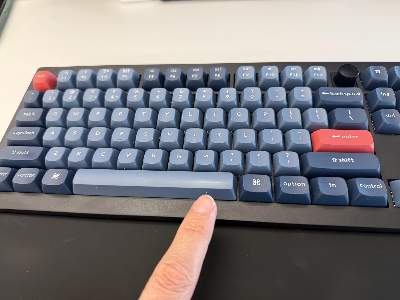 Keychron V6 Max Wireless Custom Mechanical Keyboard, 2.4 GHz Bluetooth 5.1 QMK Full-Size Layout RGB with Hot-swappable Silent Red Switch Compatible with Mac Windows Linux customer photo 1