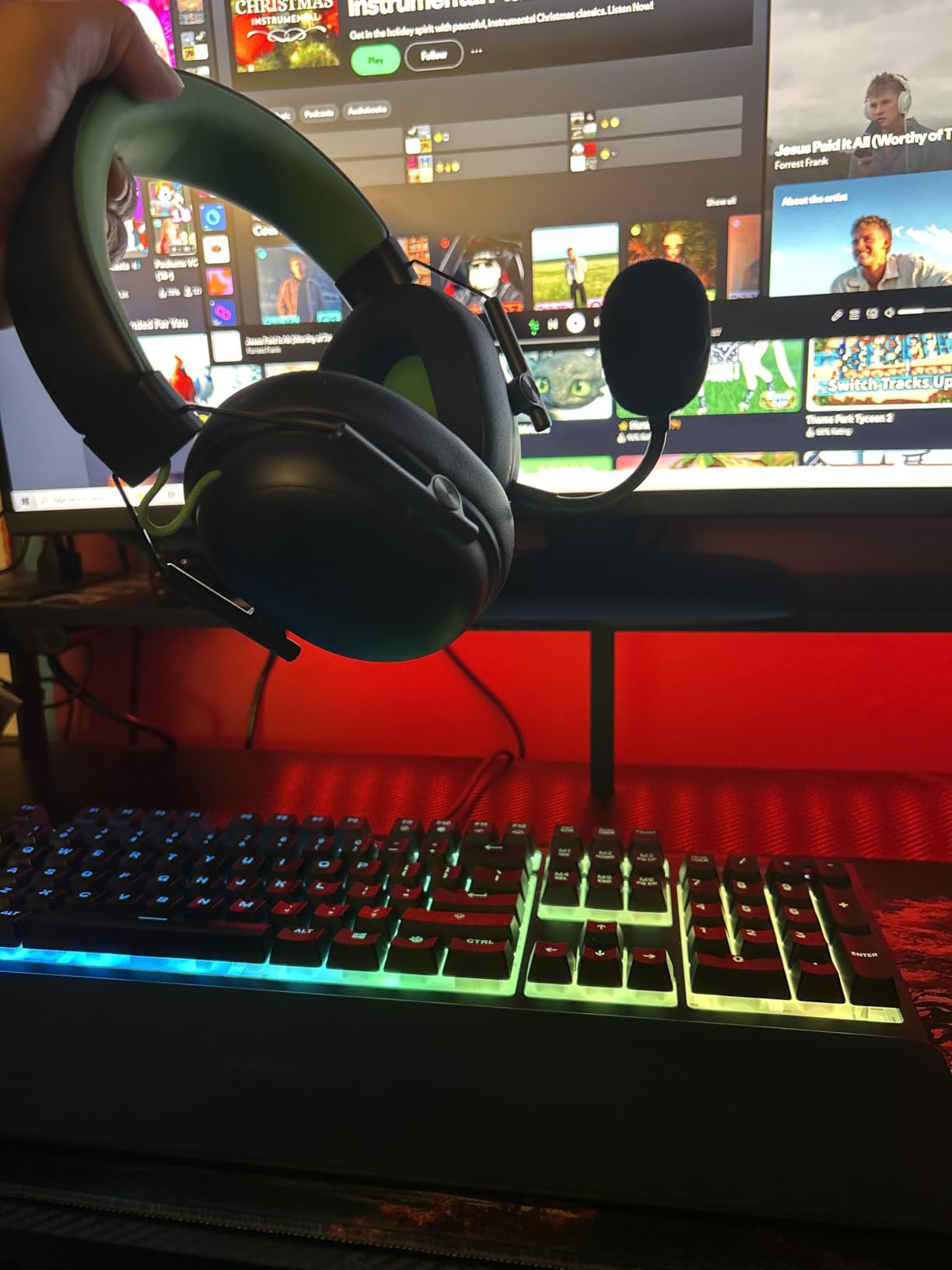 Razer BlackShark V3 X HyperSpeed Wireless Gaming Headset for Xbox: 50mm Drivers - Cardioid Mic - 2.4 GHz, Bluetooth, USB - Works with PC, Mac, PS5, Nintendo Switch - Long Battery Life - Black customer photo 2