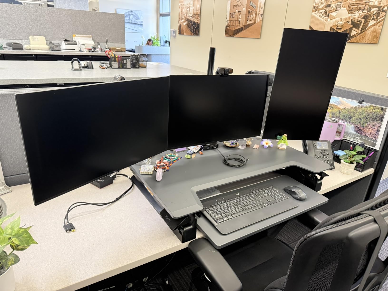 Mount-It! Triple Monitor Mount, 3 Monitor Desk Mount with Gas Spring Arms, Fits 13-32 Inch Screens up to 17.6 lbs per Arm, VESA 75 & 100, Clamp or Grommet Base, USB-A & C Ports, Black customer photo 2