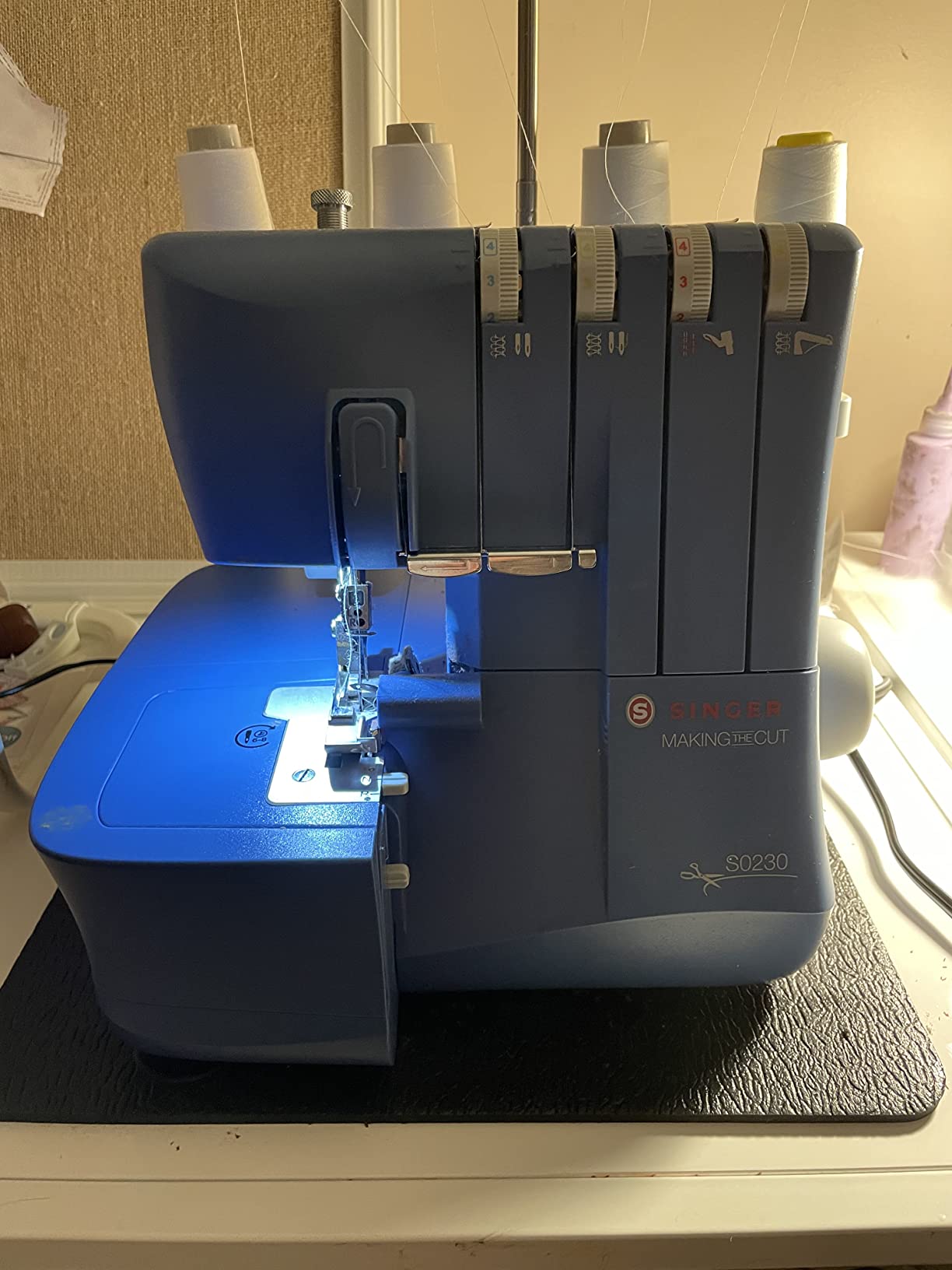 SINGER® S0230 Navy Blue Overlock Serger | 2/3/4 Thread Capability | 1300 Stitches/Min | Color-Coded Threading, Differential Feed, Free Arm, Accessories Included customer photo 2