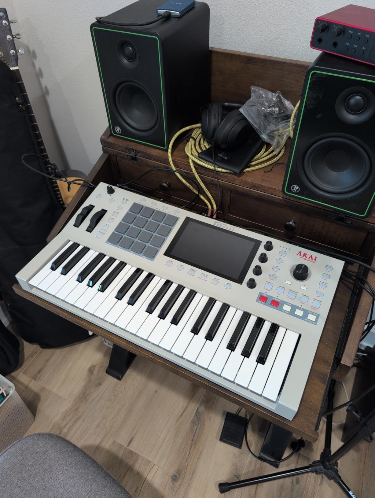 Akai Professional MPC Key 37 G2 Next-Gen Standalone Production Keyboard | Synthesizer for Producers, for Sampling and Sequencing, with USB-C, 37 Keys, 16 MPC Pads, 8-Core Processor, 4GB RAM customer photo 1