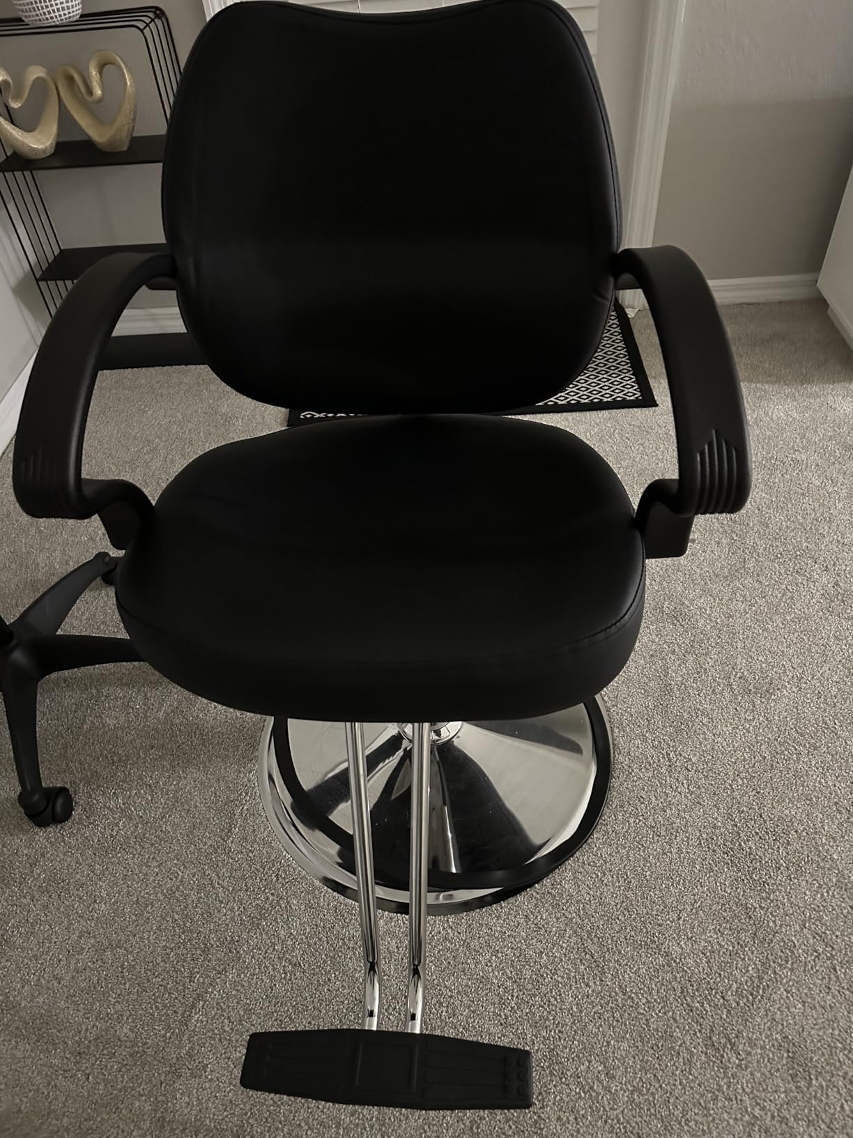 BestMassage Barber Chair Black PU Leather Styling Chair with Footrest and Adjustable Height, Anti-Slip Chrome Base, Heavy-Duty Steel Frame customer photo 1