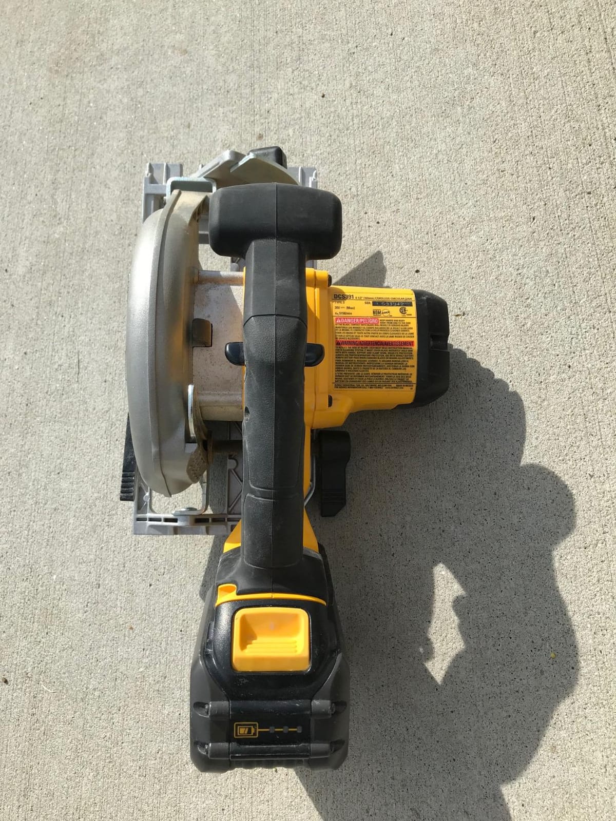 DEWALT 20V MAX Circular Saw, Cordless Sidewinder Style Portable, 6-1/2-Inch Blade, 5150 RPM, 0-50 Degree Bevel Capability, Battery Not Included (DCS391B) customer photo 2