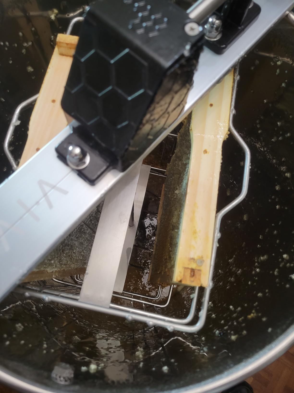 VIVO BEE-V003D Honey Extractor, 3 Frame | Food Grade Stainless Steel, Manual Crank, Honeycomb Drum Spinner, Transparent Lid customer photo 1
