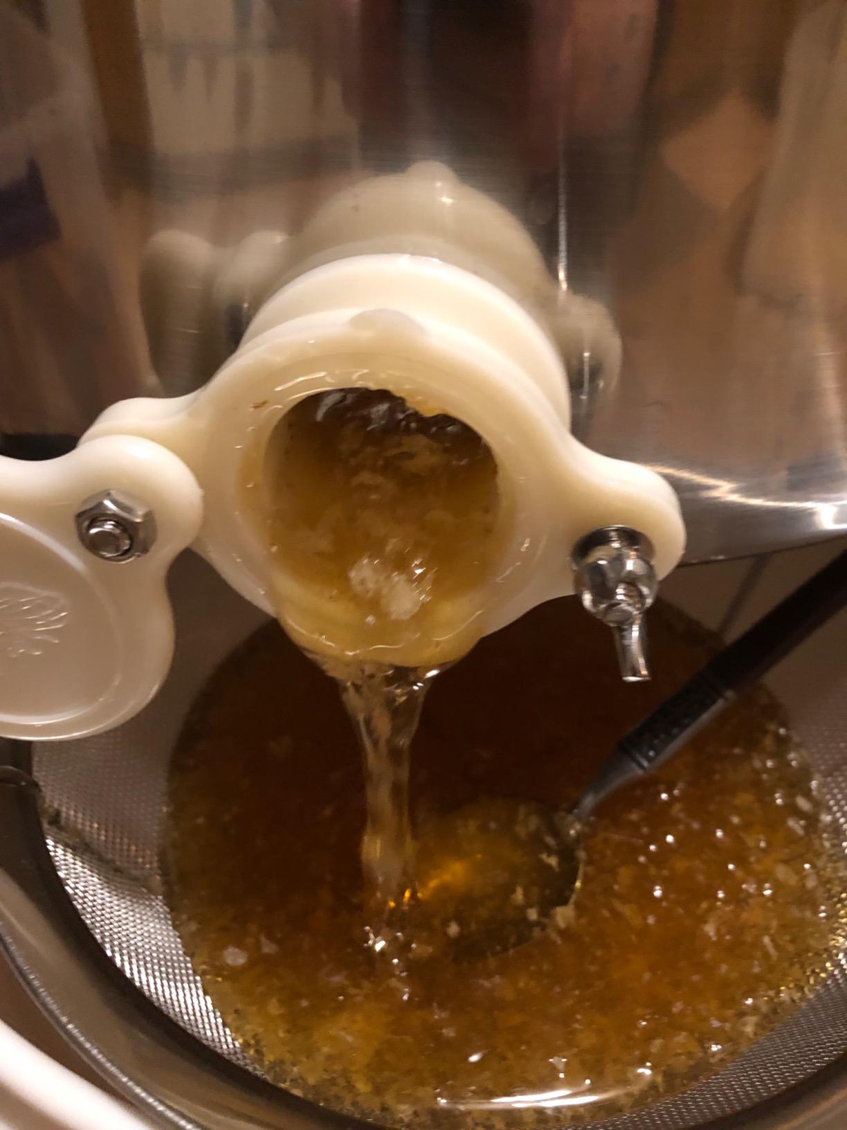 VIVO BEE-V003D Honey Extractor, 3 Frame | Food Grade Stainless Steel, Manual Crank, Honeycomb Drum Spinner, Transparent Lid customer photo 2