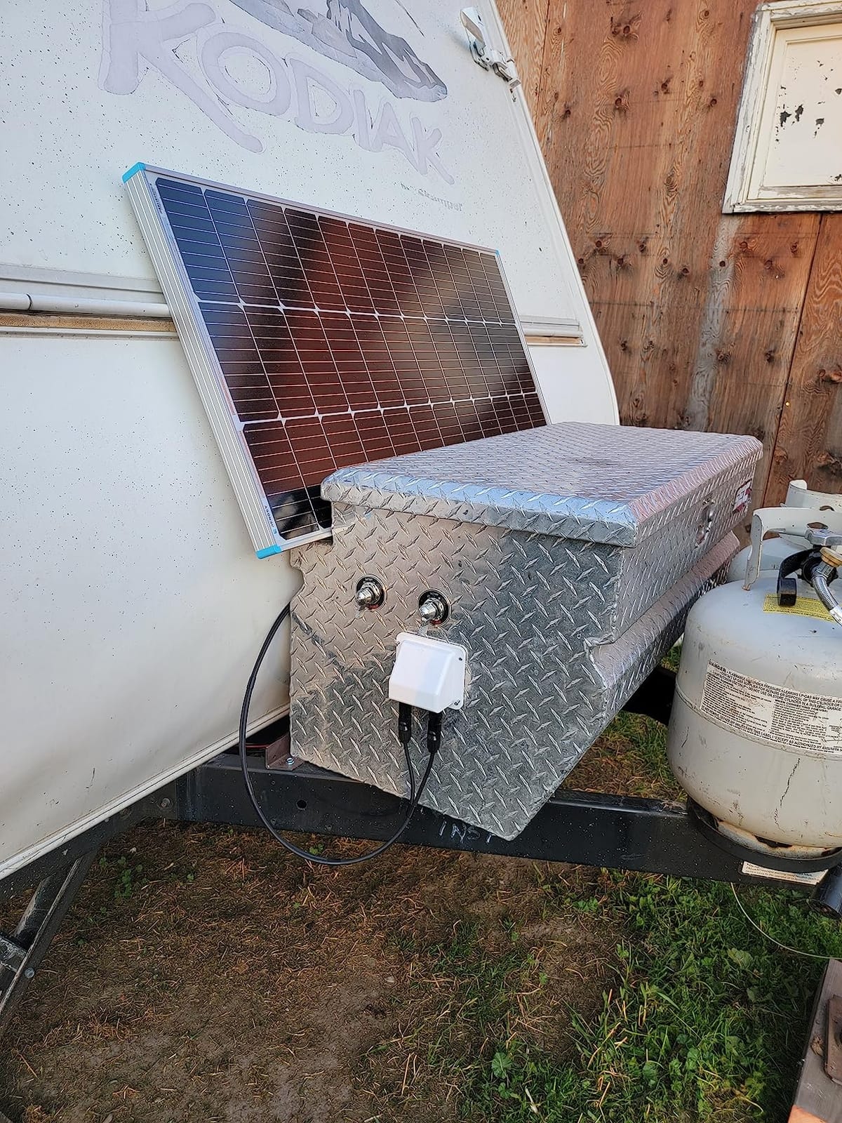 Renogy 200W 12V N-Type RV Solar Panel Kit with Adventurer 30A Controller | Adventurer 30A LCD PWM Charge Controller + Mounting Brackets for RVs, Boats, Trailers, Campers, Marine & Off-Grid Systems customer photo 1