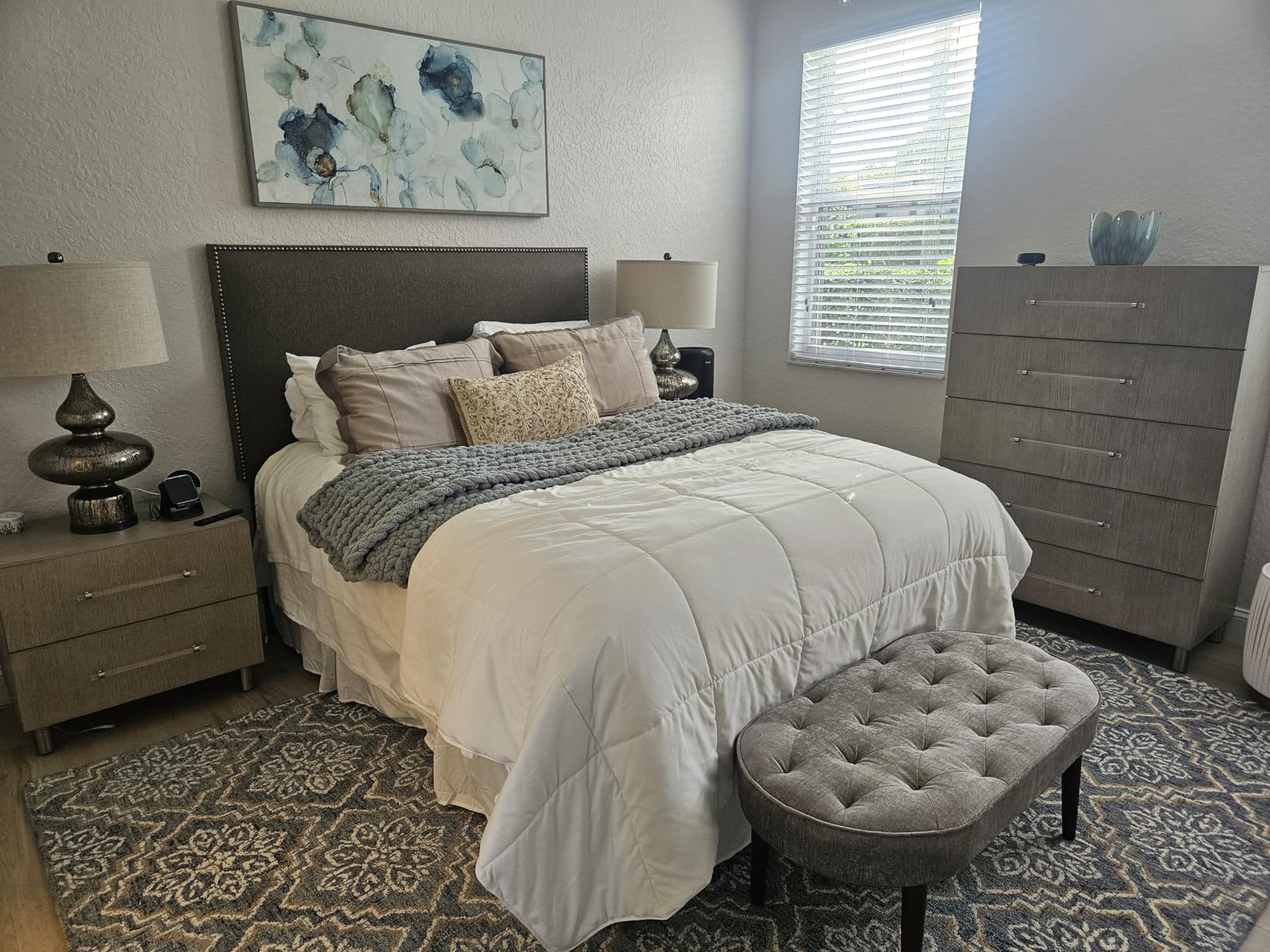 SAFAVIEH Area Rug 8x10 - Abstract Collection - Blue & Grey, Handmade Wool, Ideal for Living Room, Bedroom, Office, Dining Space (ABT201A) customer photo 1