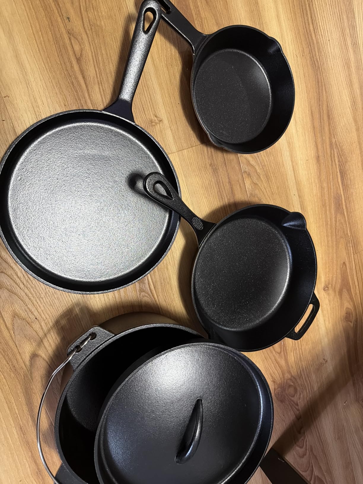 Amazon Basics Pre-Seasoned Cast Iron 5-Piece Cookware Set, Oven Safe, Cooks Evenly, Black customer photo 2