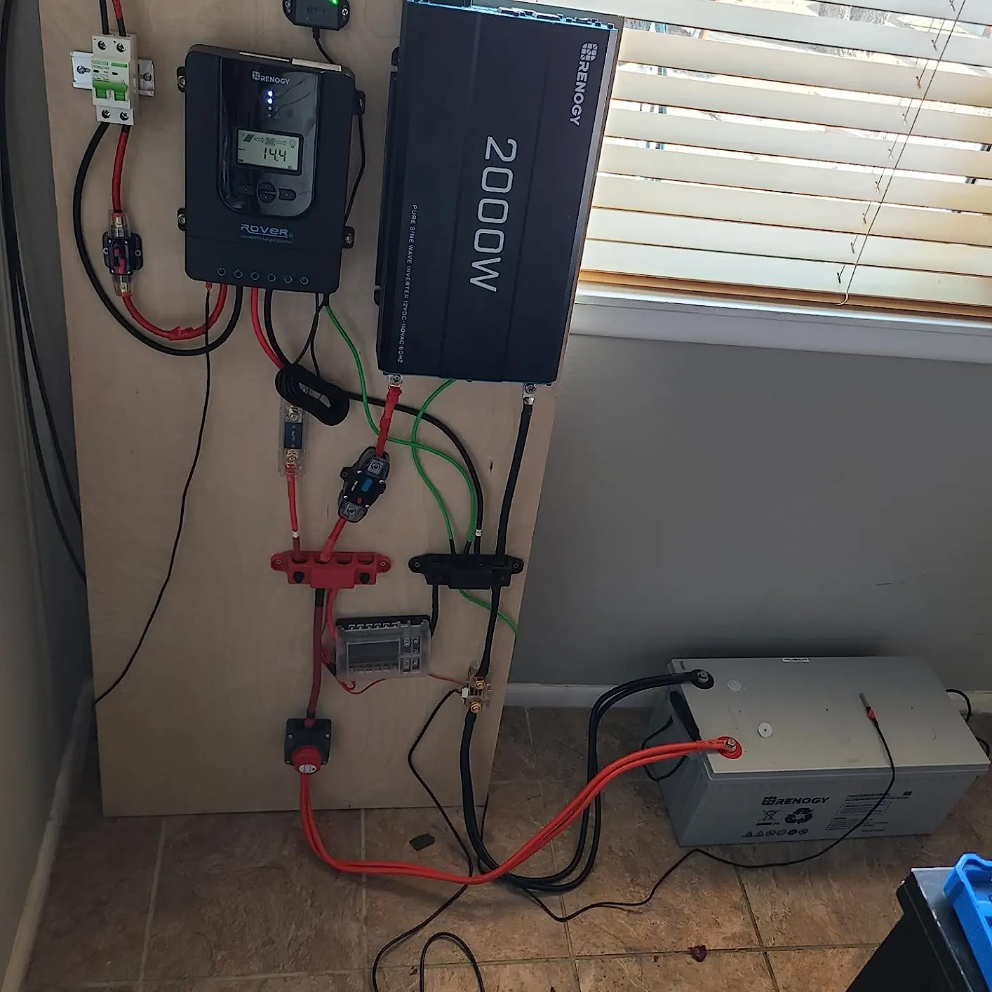Renogy 400Watt Premium Solar Kit with 40A MPPT Charge Controller | 4x100W monocrystalline panels. 40A MPPT charge controller. Includes Bluetooth module, Z-brackets, cables, adaptor kit customer photo 2