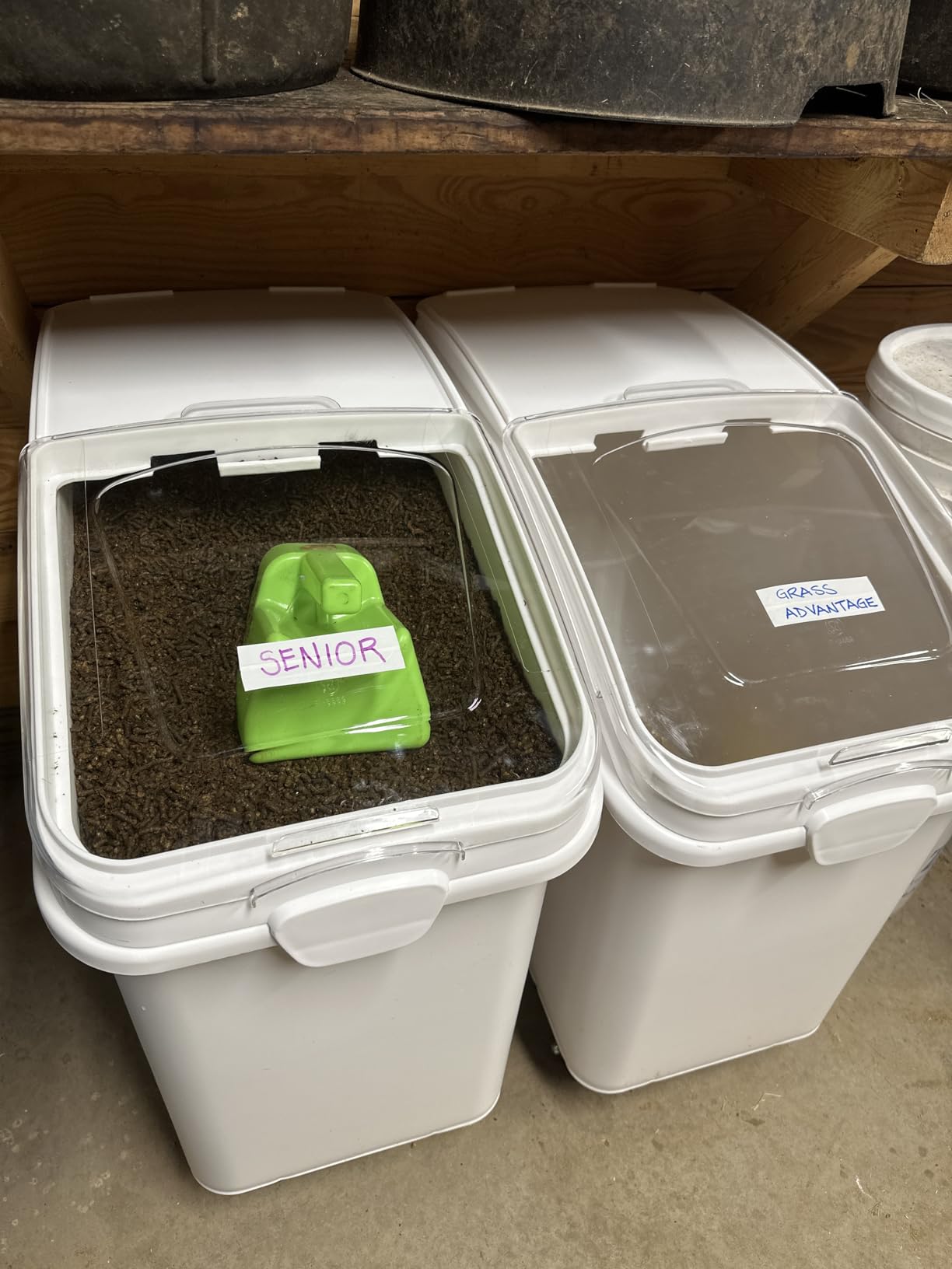 VEVOR 27 Gallon food storage containers 500 Cup Ingredient Bin with Scoop and Sliding Lid Commercial Food Container Ideal for rice storage, dog food container, flour, and sugar containers, White customer photo 2