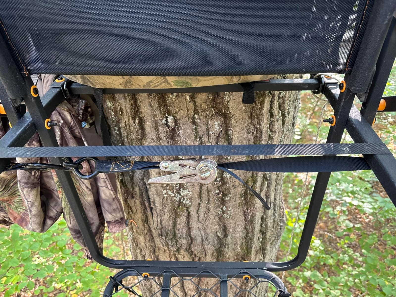 Muddy MLS1550 Skybox Deluxe 20' Tall Single Steel Ladder Tree Stand with Adjustable Padded Shooting Rail for Big Game & Hunting customer photo 2