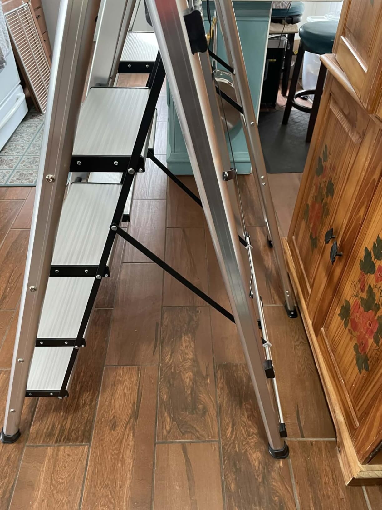 XinSunho 4 Step Ladder, Aluminum Folding Stool with Retractable Handgrip | 330 lbs Heavy Duty | Lightweight | Removable Tool Tray | Non-Slip Pedals | Slim Fold for Kitchen, Garage, Library & Closet customer photo 1