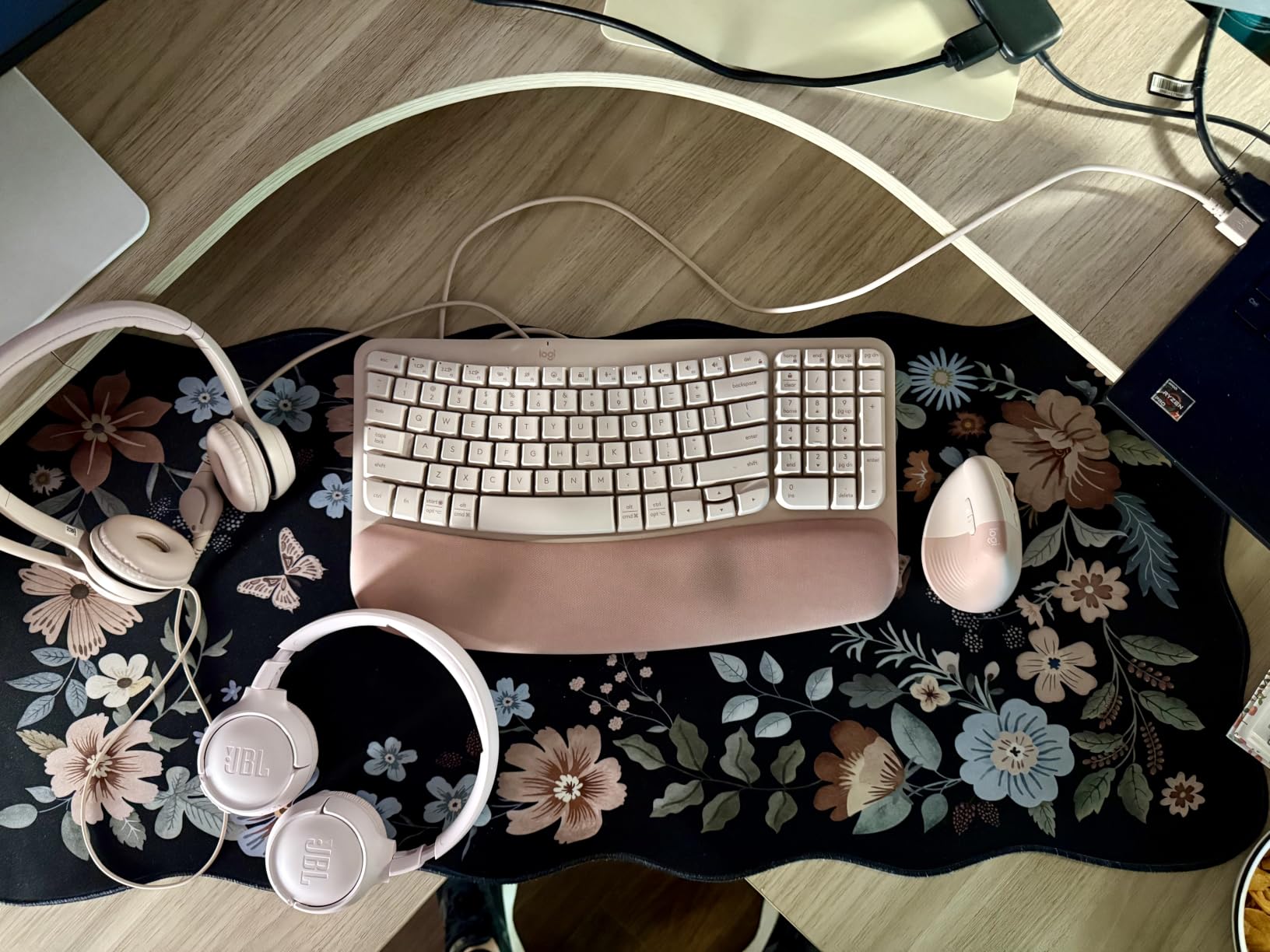 Logitech Lift Vertical Ergonomic Wireless Mouse - Graphite | Connect via Bluetooth or included Logi Bolt USB-A receiver, quiet clicks, 4 of 6 buttons customizable, Windows Mac compatible customer photo 1