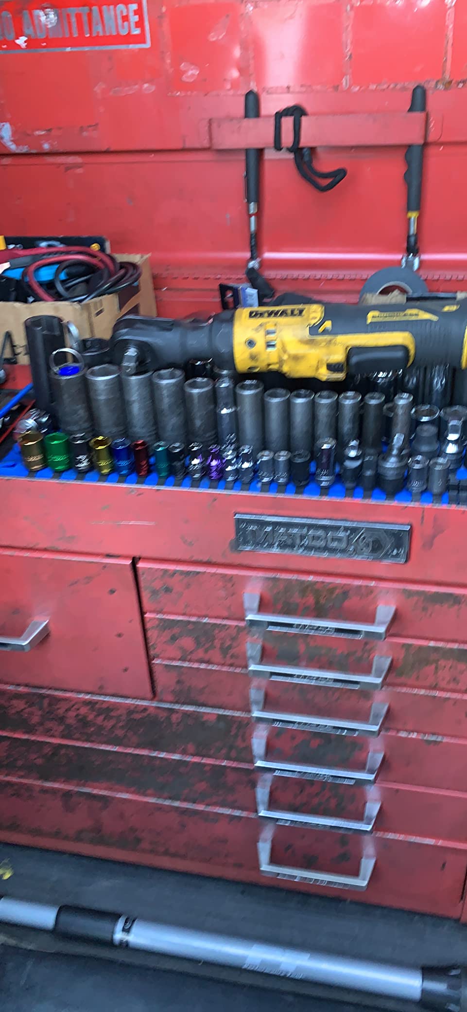 DEWALT ATOMIC 20V MAX* Cordless Ratchet, Brushless, 3/8 in., Tool Only (DCF513B) | Brushless motor, tool only customer photo 1