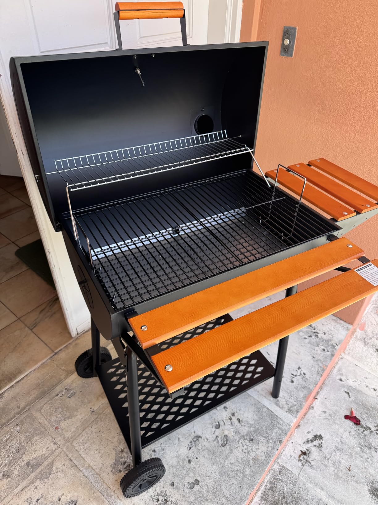 Royal Gourmet CC1830V 30 Barrel Charcoal Grill with Wood-Painted Side Front Table, 627 Square Inches Cooking Space, for Outdoor Backyard, Patio and Parties, Black customer photo 2