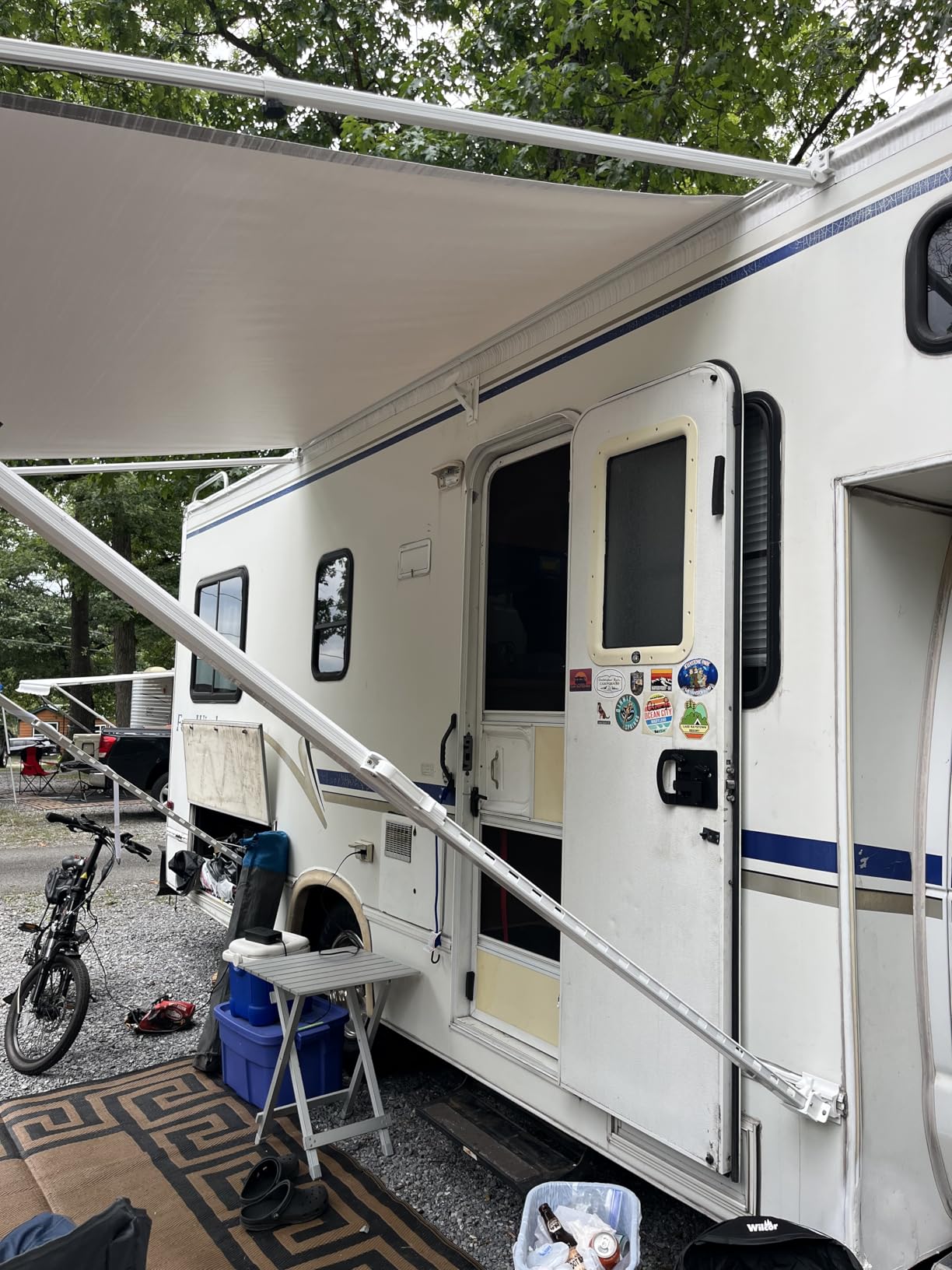 YESCAMP Manual RV Awning Complete Kit Retractable Camper Awning for RV or Trailers RV Roll Out Awning for Camper or 5th Wheel, Travel Trailers, Toy Haulers, Motohome (18Ft, Black Frame, Black Fade) customer photo 1