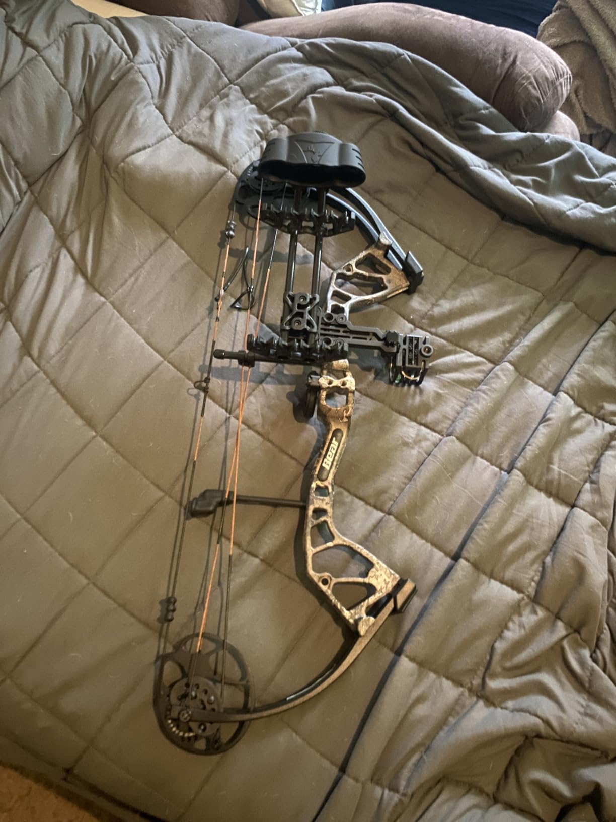 Bear Archery Royale Ready to Hunt Compound Bow Archery Set with Archery Accessories for Adults and Youths, 12-27 Draw Length, 5-50 Lbs Draw Weight, Up to 290 FPS customer photo 1