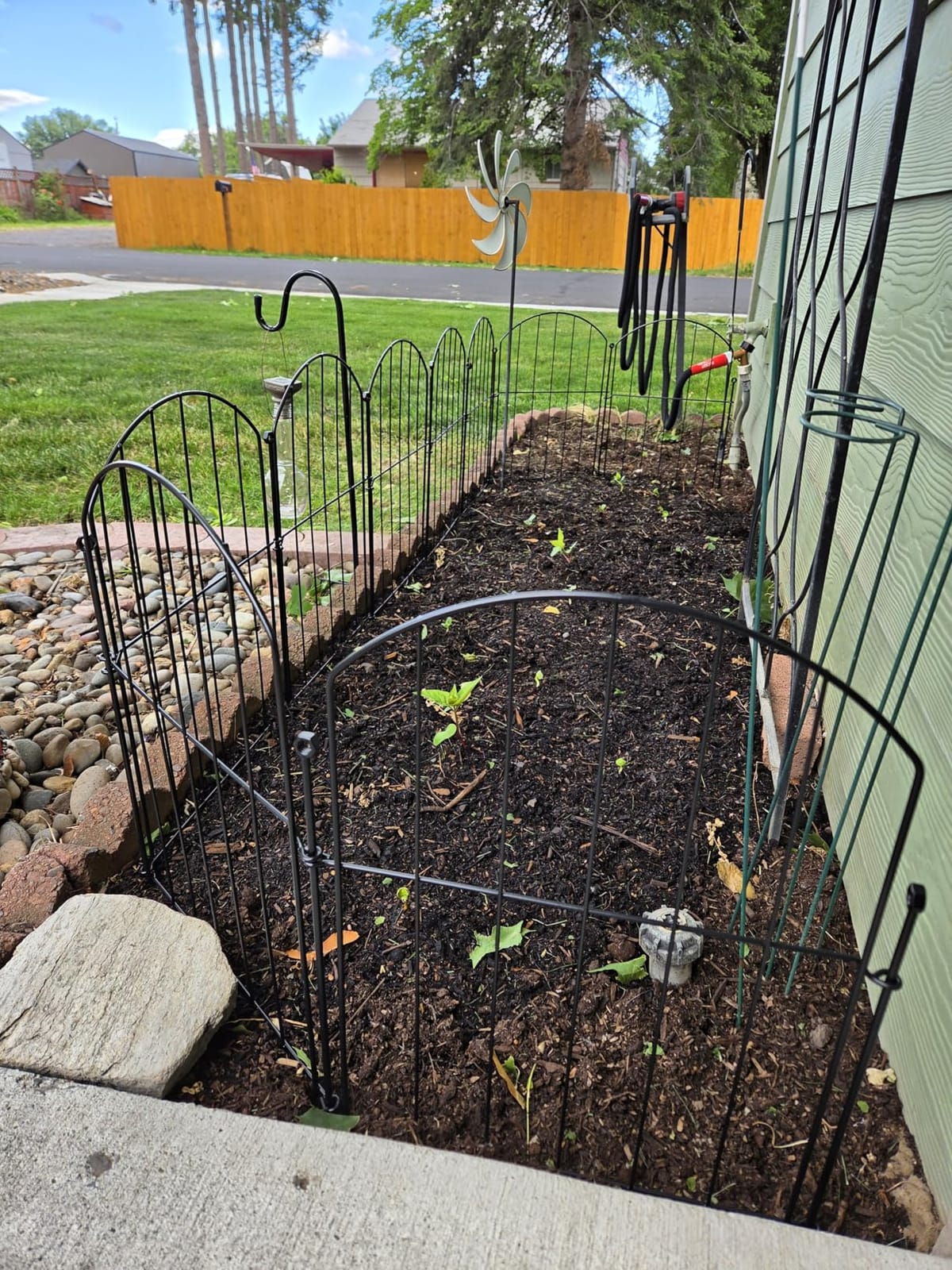 Decorative Garden Fence 17in x10ft, 10 Pack Rustproof Metal No Dig Fence Animal Barrier for Dog, Arched Flower Bed Edging Ornamental Wire Border Panel Fencing for Yard Patio Outdoor Decor customer photo 1