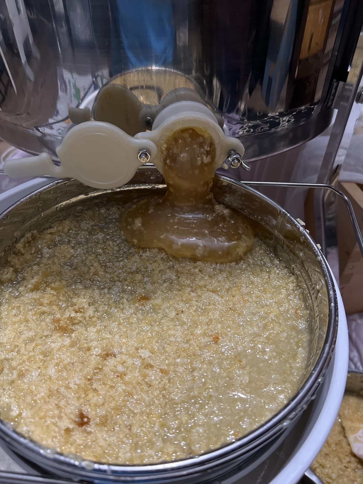 VEVOR Electric Honey Extractor, 4/8 Frame, Silver | Stainless Steel, Transparent Lid, Height Adjustable Stand, Honeycomb Drum Spinner, Apiary Centrifuge Equipment customer photo 1