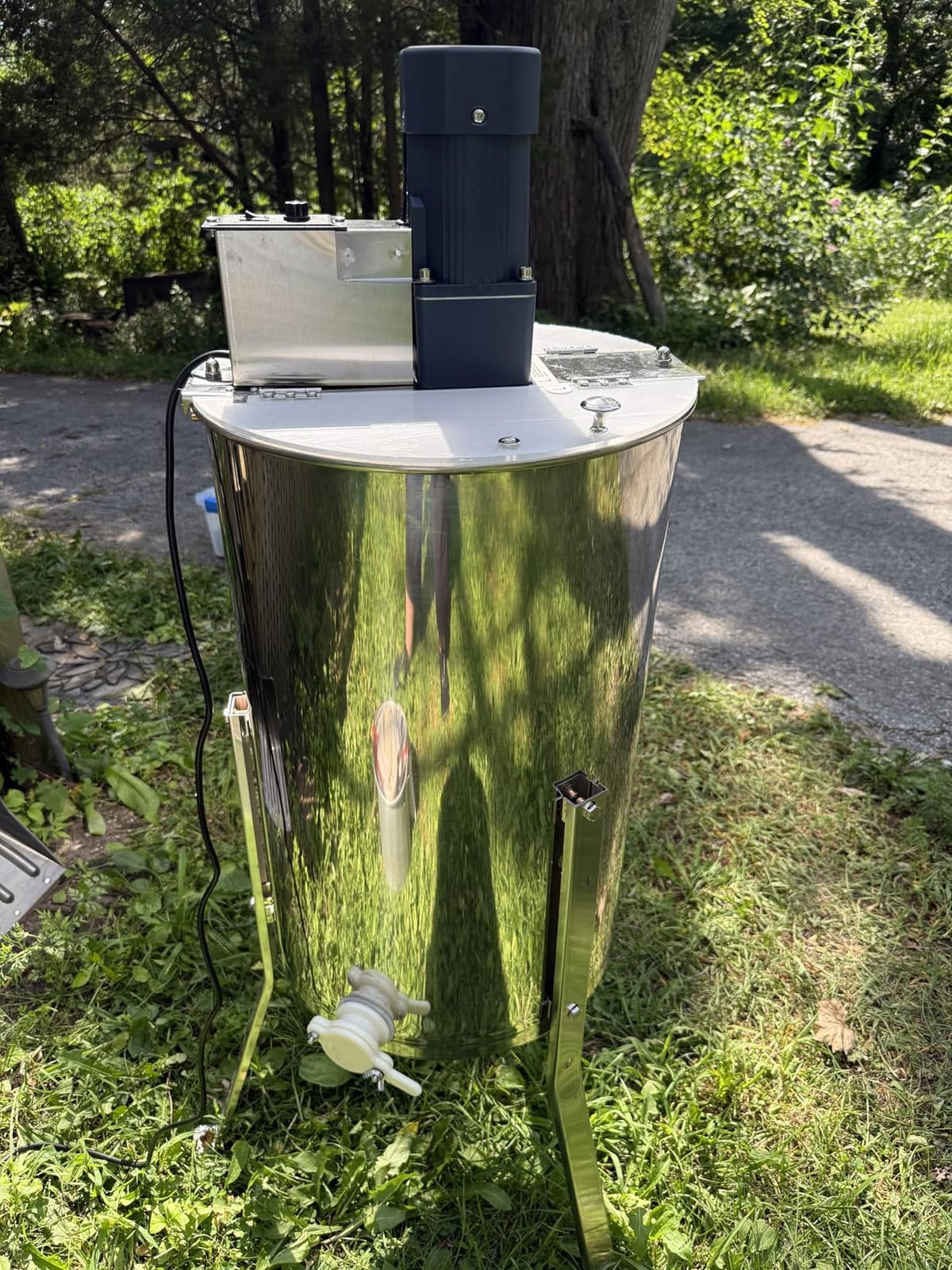 VEVOR Electric Honey Extractor, 4/8 Frame, Silver | Stainless Steel, Transparent Lid, Height Adjustable Stand, Honeycomb Drum Spinner, Apiary Centrifuge Equipment customer photo 2