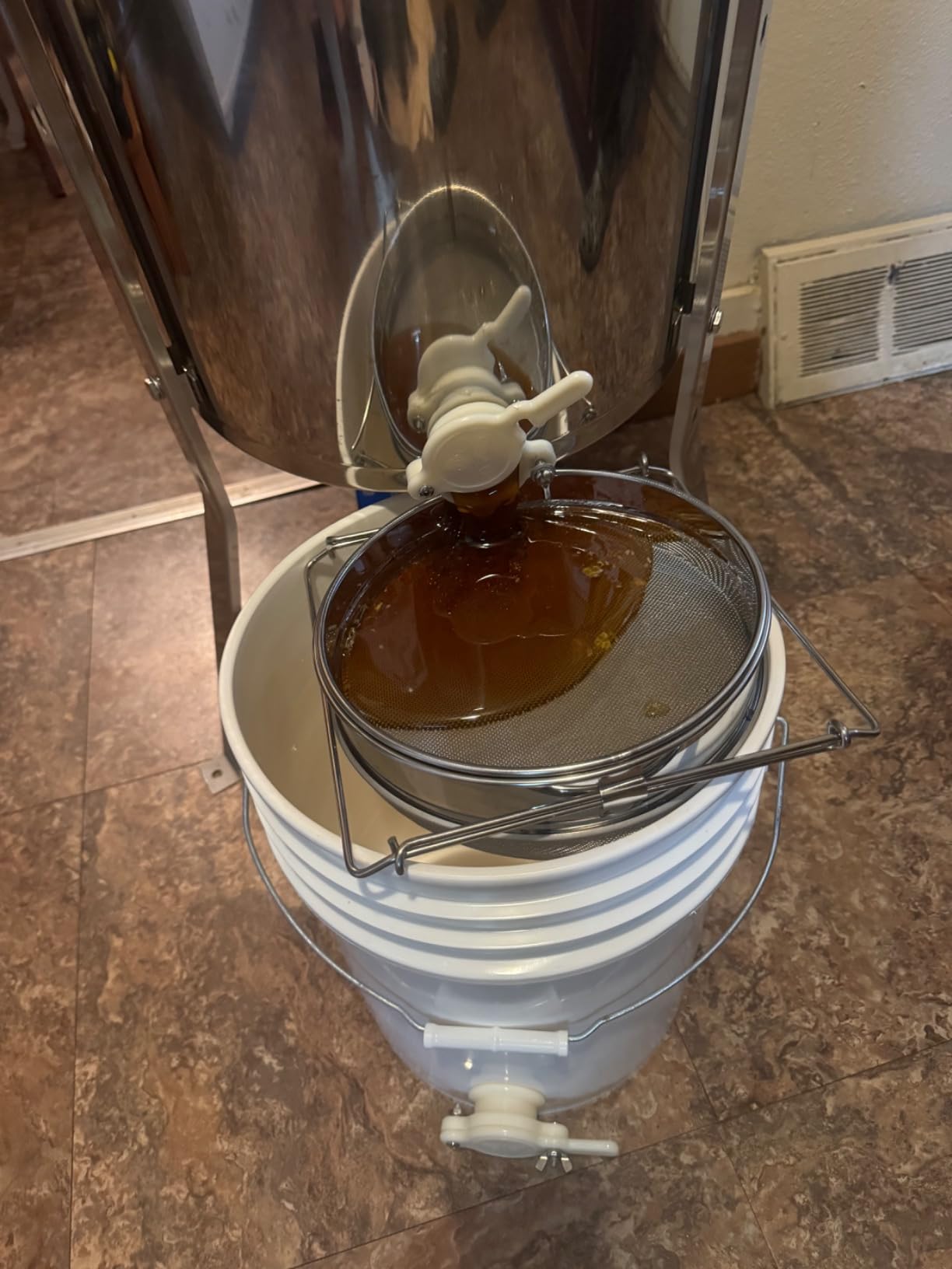 VEVOR Electric Honey Extractor, 2/4 Frame Stainless Steel Beekeeping Extraction, Honeycomb Drum Spinner with Transparent Lid, Apiary Centrifuge Equipment with Height Adjustable Stand customer photo 1