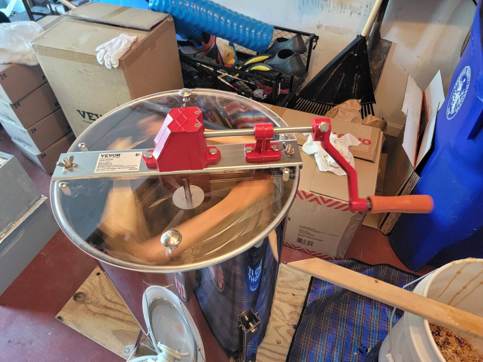 VEVOR 3 Frame Honey Extractor, Stainless Steel Manual Beekeeping Extraction, Honeycomb Drum Spinner with Transparent Lid, Apiary Centrifuge Equipment with Height Adjustable Stand customer photo 1