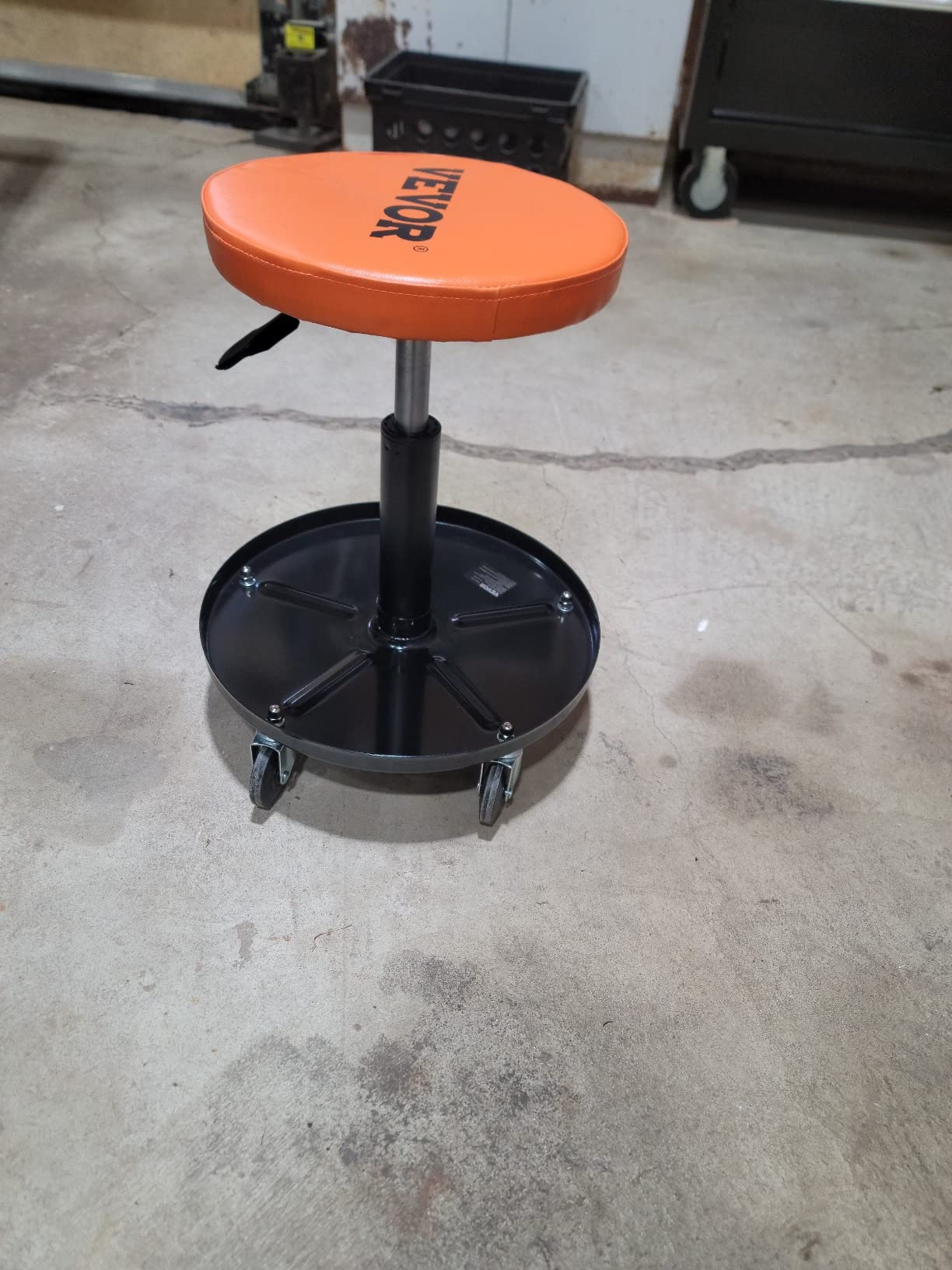 VEVOR Mechanic Stool, 250 LBS Rolling Pneumatic Creeper Garage/Shop Seat, Adjustable Height 16-22 inch in Padded Rolling Workshop Stool with Tool Tray, for Garage, Shop, Auto Repair, Black+Orange customer photo 2