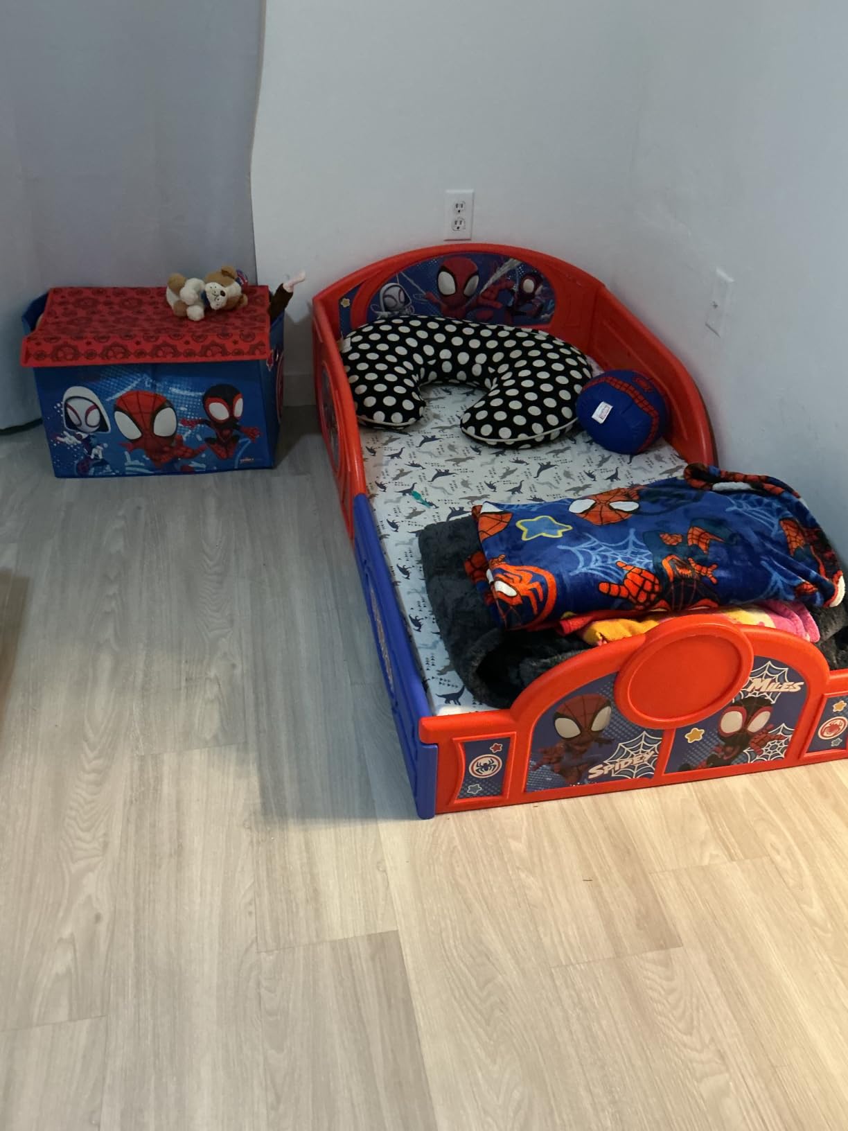 Delta Children Disney Minnie Mouse 4-Piece Toddler Room-in-a-Box Set - Includes Sleep and Play Toddler Bed, Table, 1 Chair and Toy Box, Pink customer photo 1