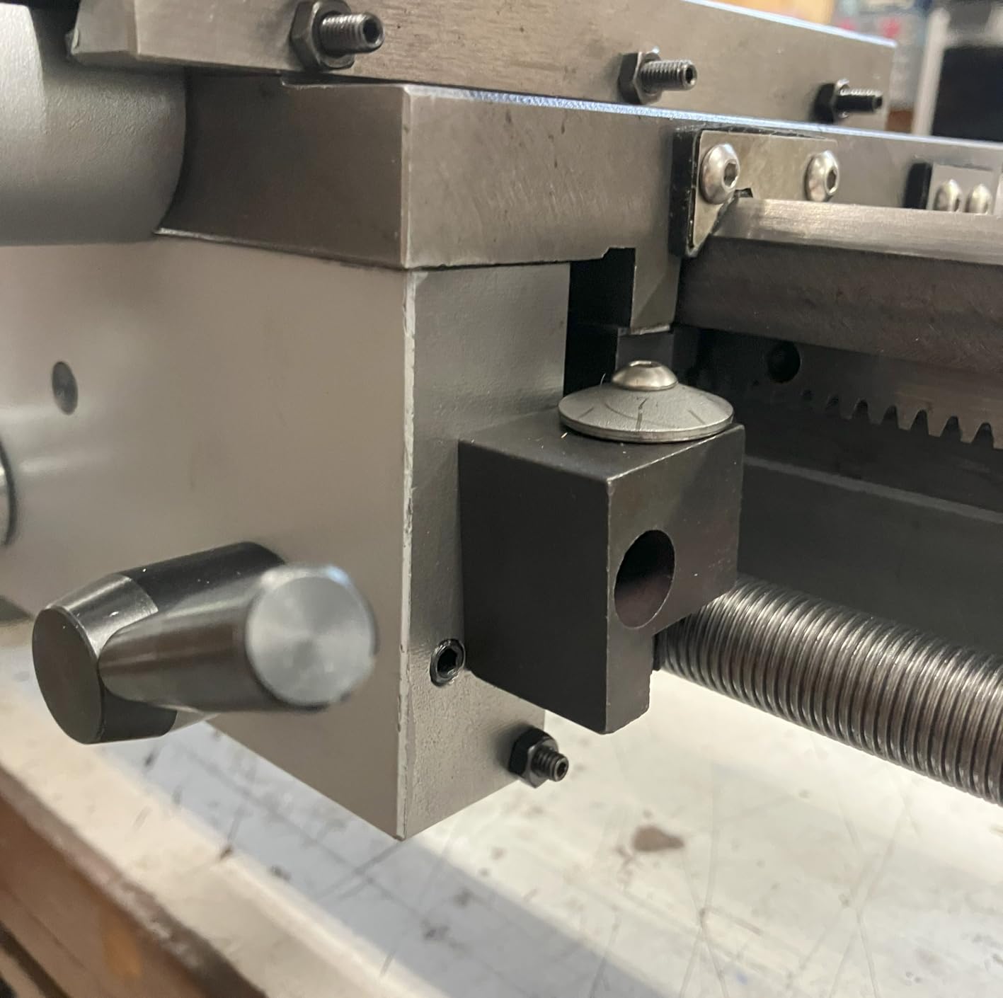 VEVOR Metal Lathe Machine, 7'' x 13.78'', Precision Benchtop Power Metal Lathe, 0-2200 RPM Continuously Variable Speed, 500W Brush Motor Metal Gears, with Tool Box customer photo 2