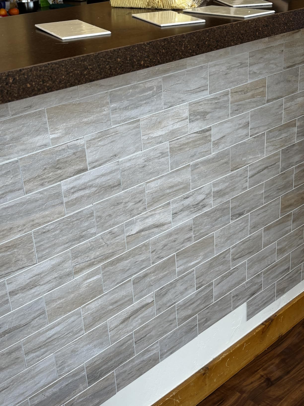 StyloVue 100 Pieces Peel and Stick Backsplash, 3 x 6 PVC Subway Tile Glossy White with Dark Gray Grout customer photo 1