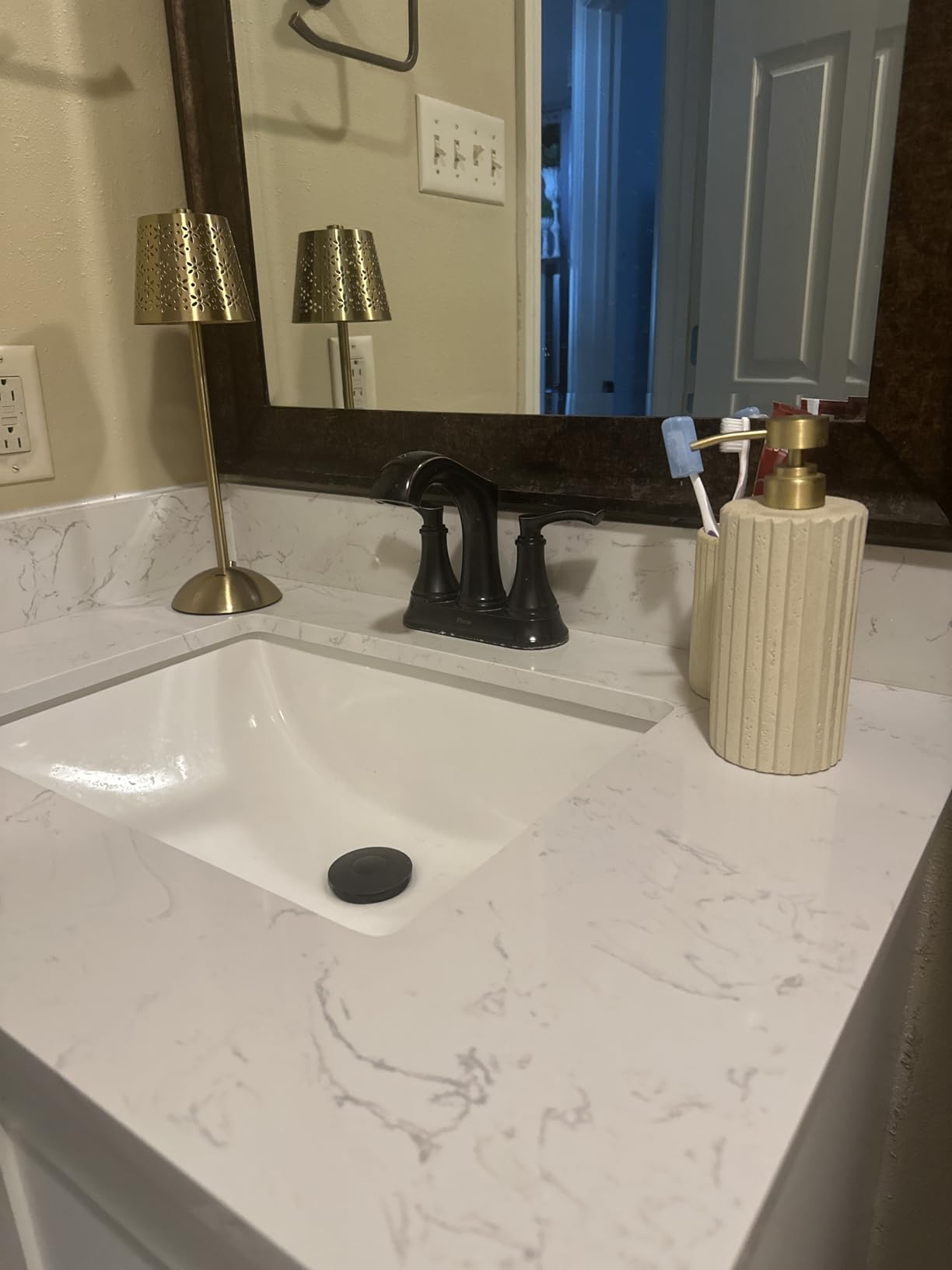 Vanity Carrara White Quartz Sidesplash customer photo 2