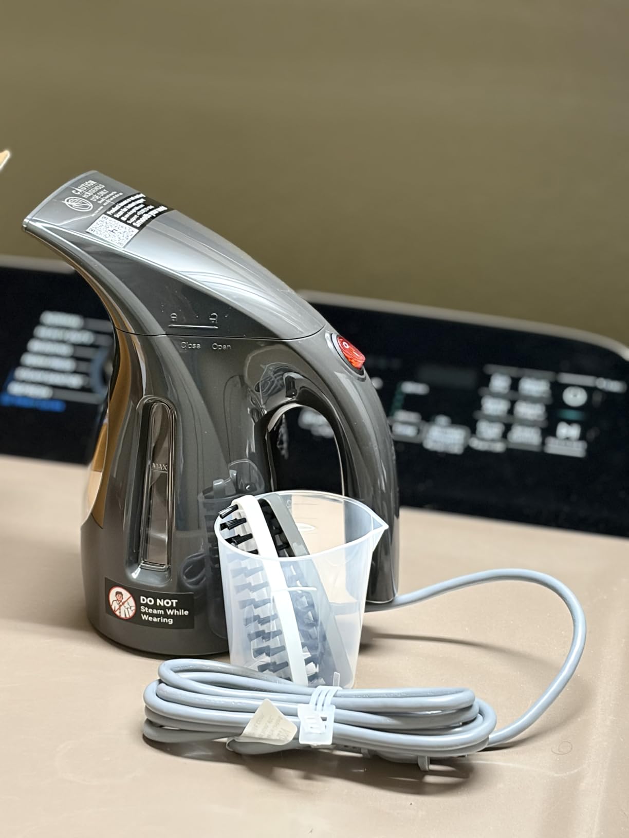 HiLIFE Steamer for Clothes, Portable Handheld Design, 240ml Big Capacity, 700W, Strong Penetrating Steam customer photo 1