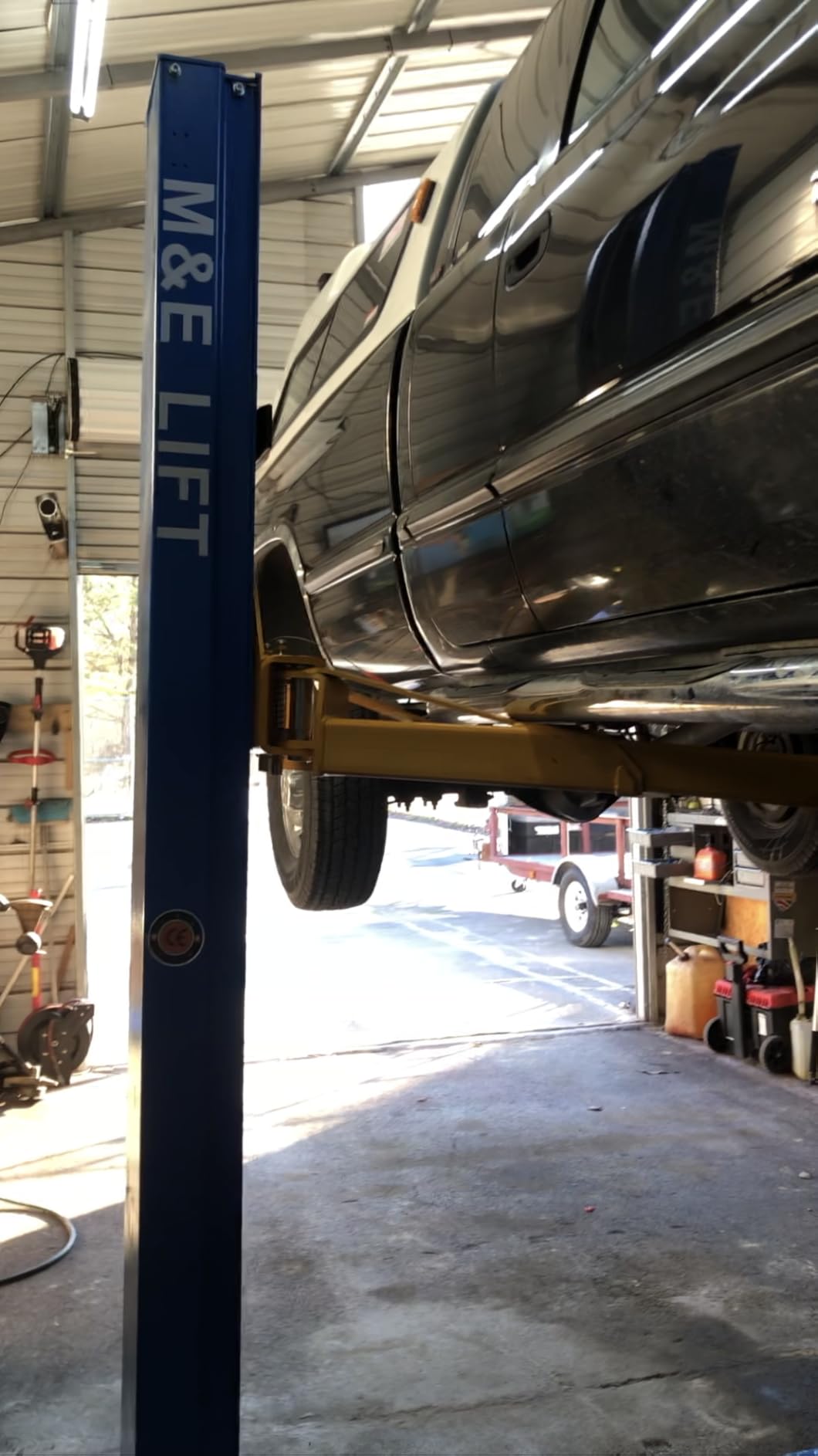 ME-H1000 Two Post Auto Car Lift Hoist Equipment with 10000Lbs Lifting Capacity customer photo 1